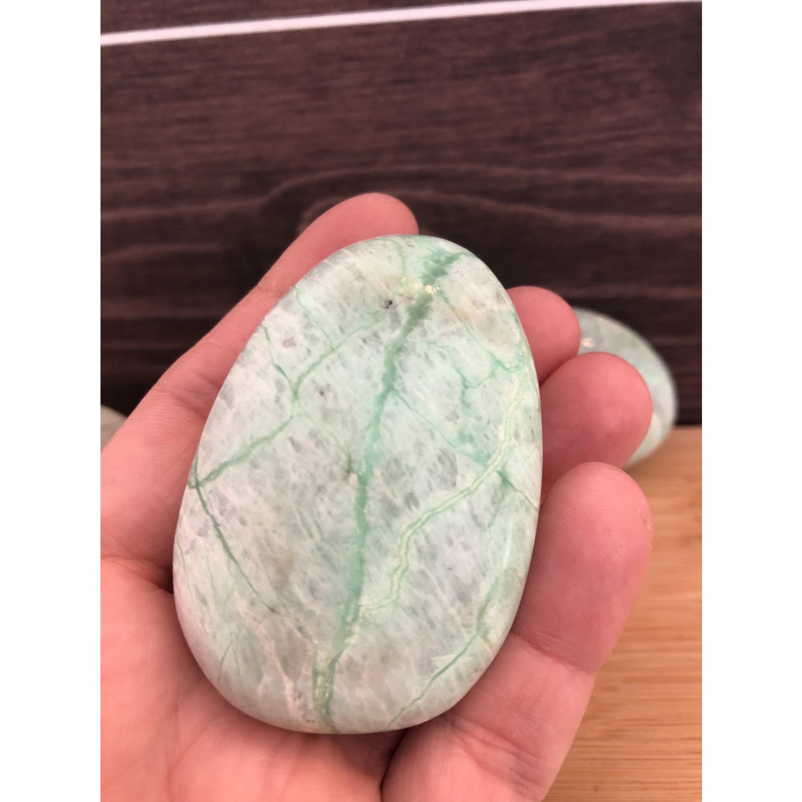 pierre garniérite paume de main polie, pierre de lune verte, pierre anti soucis de lune verte, augmente notre fréquence vibratoire