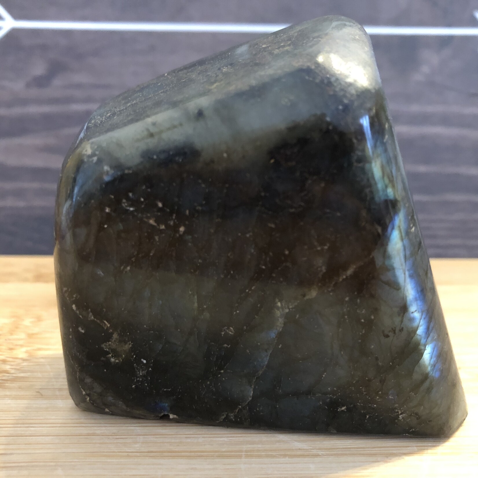 Forme Libre de Labradorite avec Reflets Bleus – Pierre de Guérison Émotionnelle