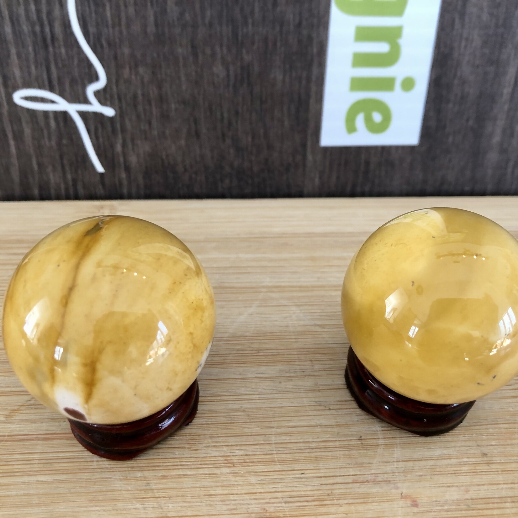 small mookaite jasper sphere, crystal ball mookaite jasper, brings calm and serenity to face the trials and unforeseen events of life