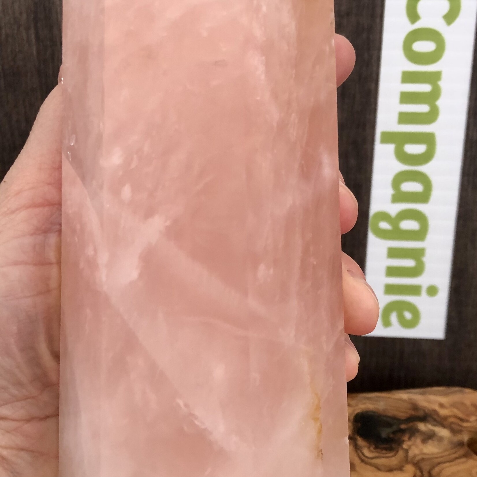 large quartz rose tour, le cristal rose représente l'amour universel