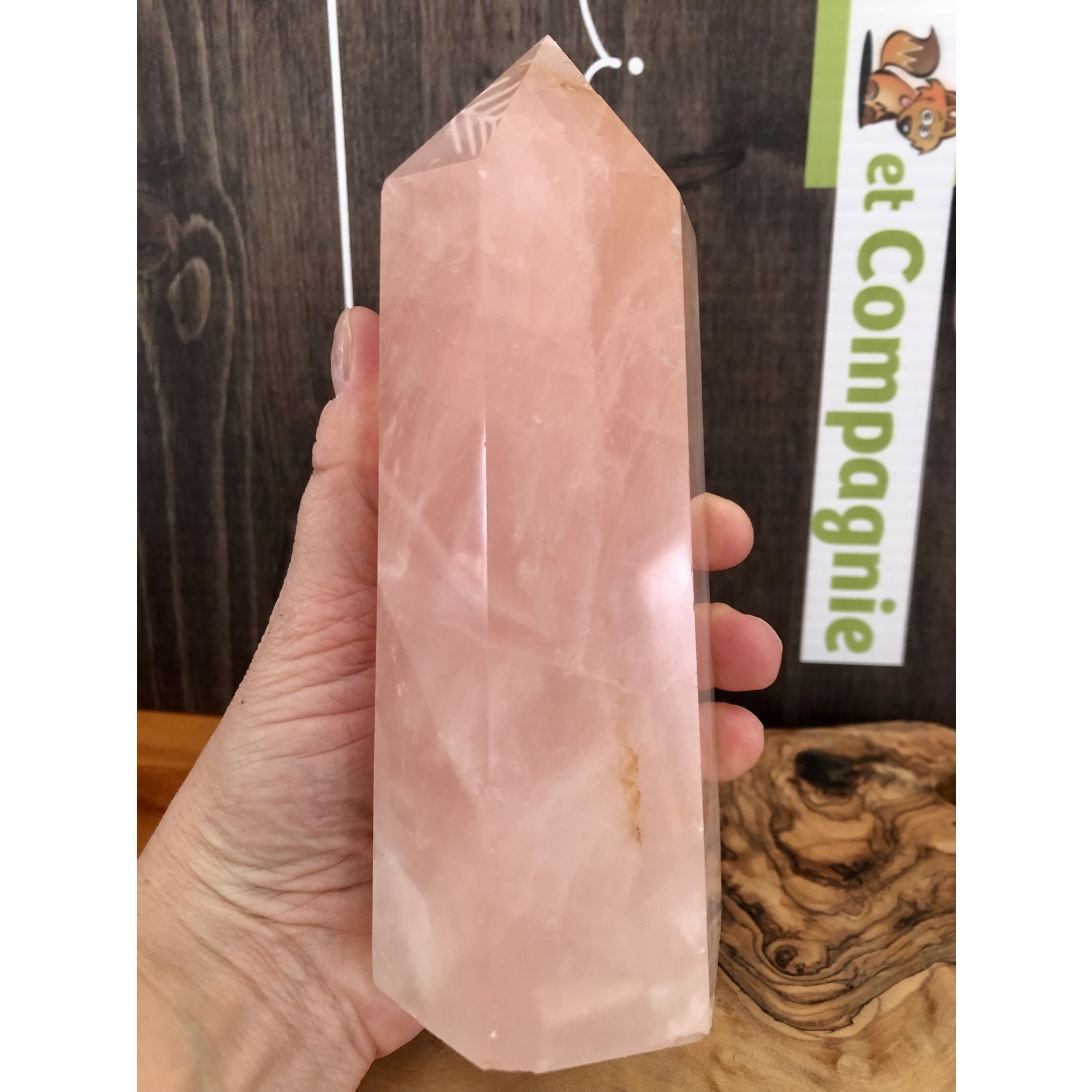 large quartz rose tour, le cristal rose représente l'amour universel