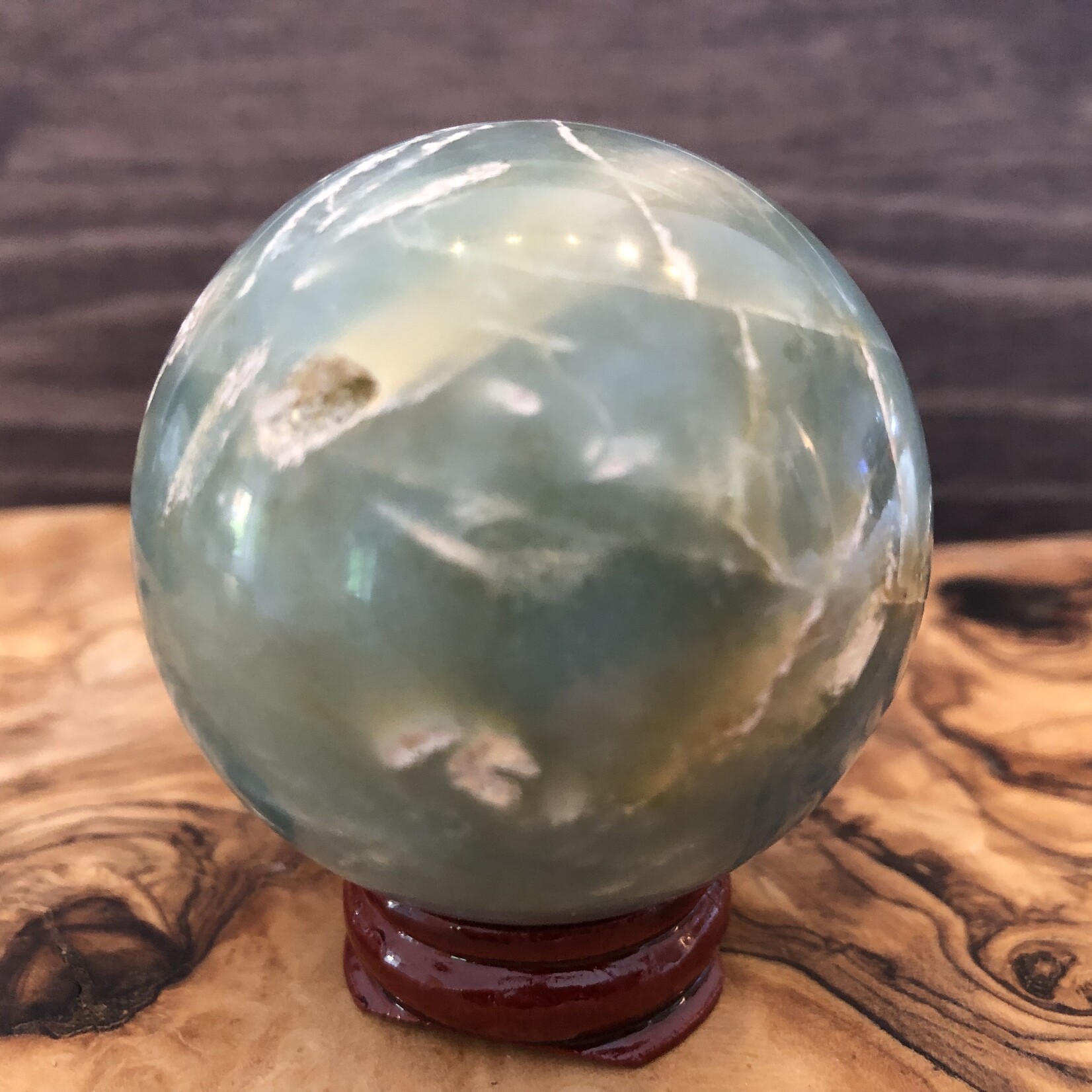 large calcite caraïbe sphère, ressemble à un globe terrestre,  purifie et aligne les chakras, équilibre les énergies yin et yang