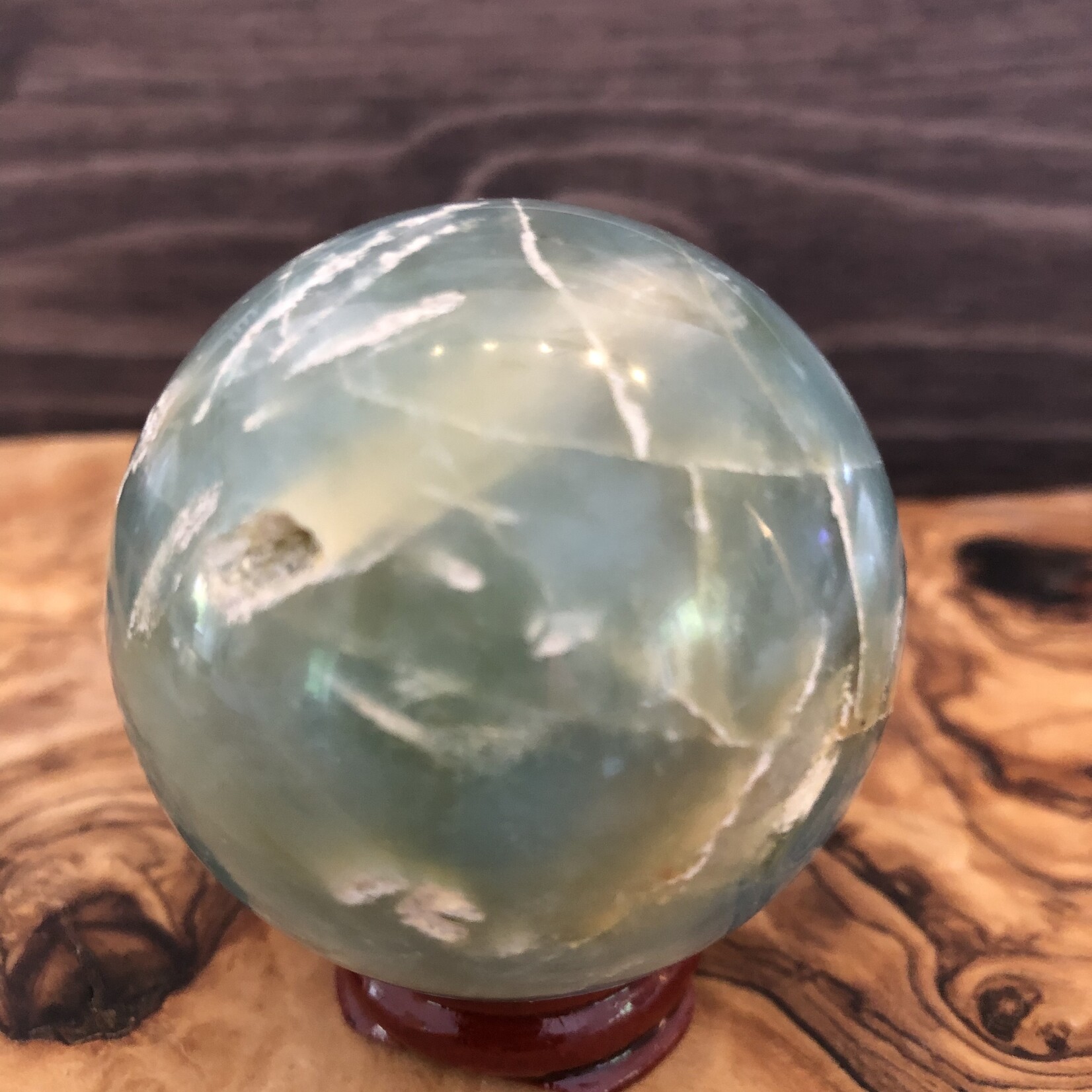large calcite caraïbe sphère, ressemble à un globe terrestre,  purifie et aligne les chakras, équilibre les énergies yin et yang