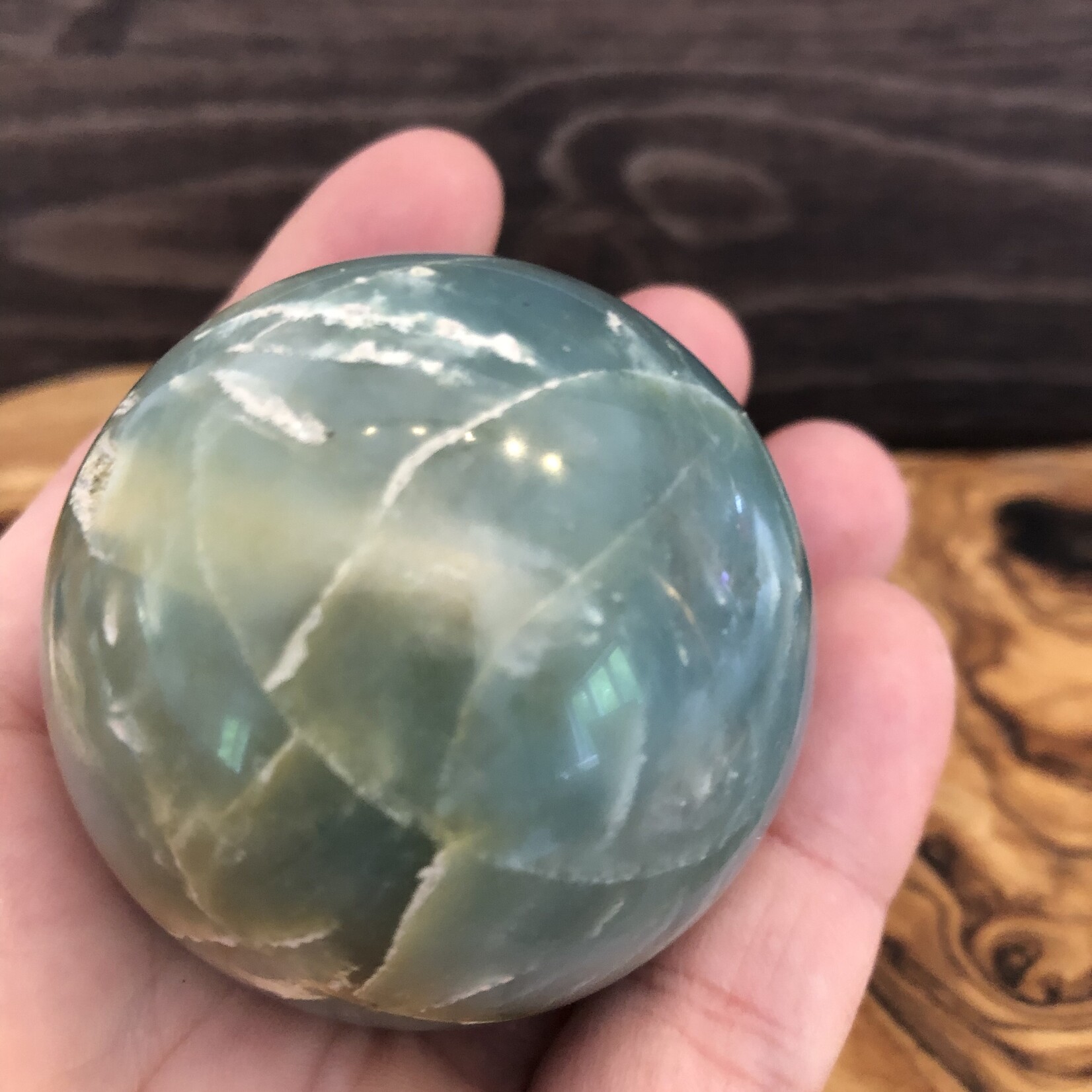 large calcite caraïbe sphère, ressemble à un globe terrestre,  purifie et aligne les chakras, équilibre les énergies yin et yang