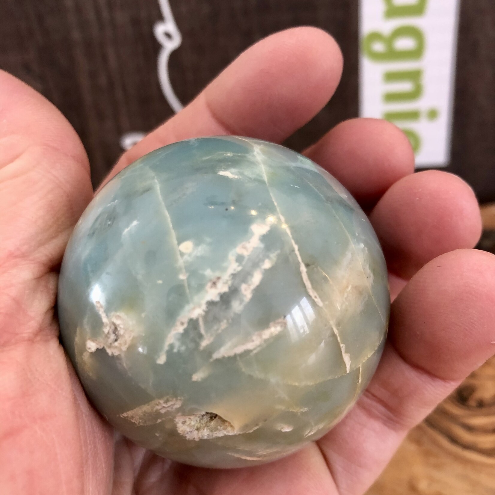 large calcite caraïbe sphère, ressemble à un globe terrestre,  purifie et aligne les chakras, équilibre les énergies yin et yang
