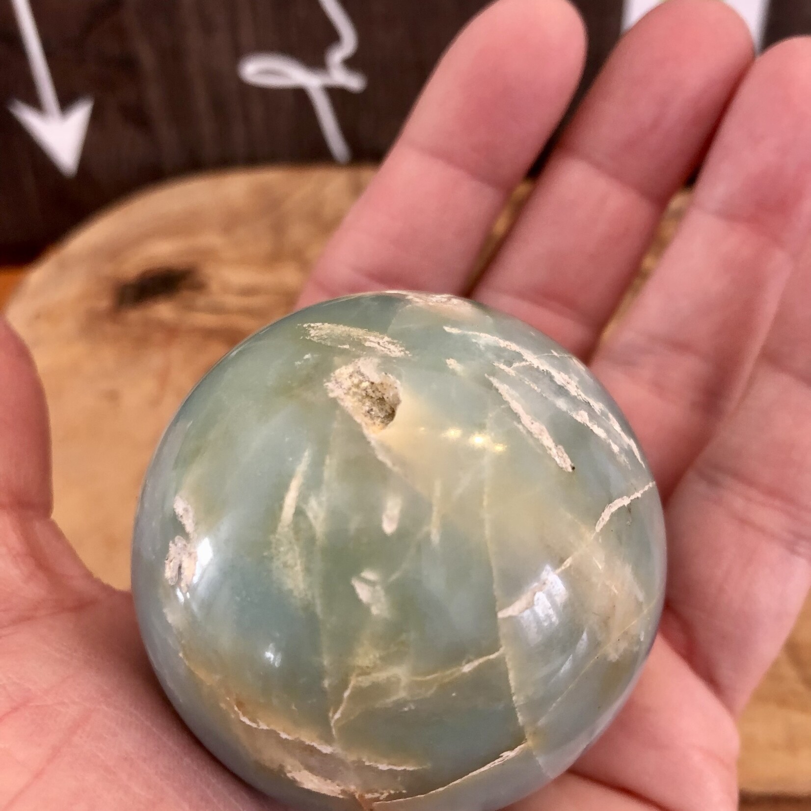 large calcite caraïbe sphère, ressemble à un globe terrestre,  purifie et aligne les chakras, équilibre les énergies yin et yang