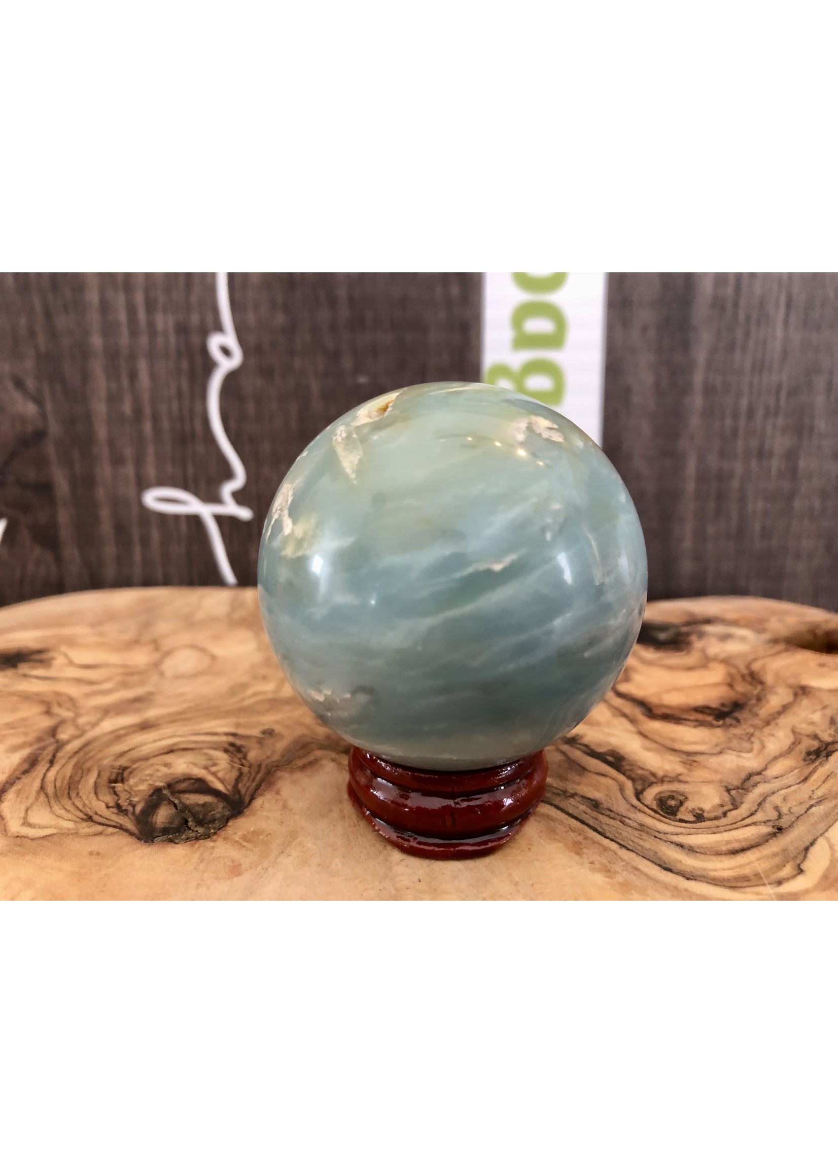 large calcite caraïbe sphère, ressemble à un globe terrestre,  purifie et aligne les chakras, équilibre les énergies yin et yang
