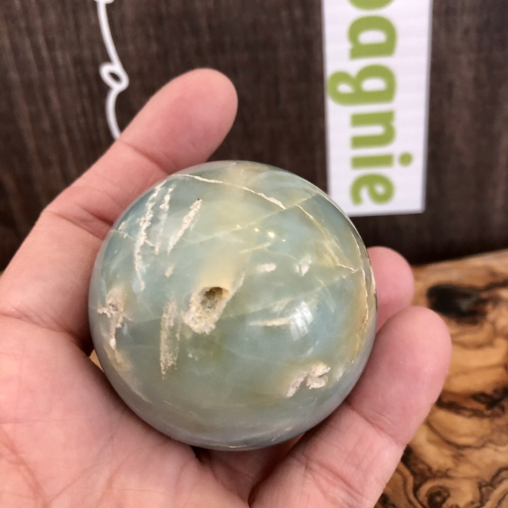 large calcite caraïbe sphère, ressemble à un globe terrestre,  purifie et aligne les chakras, équilibre les énergies yin et yang