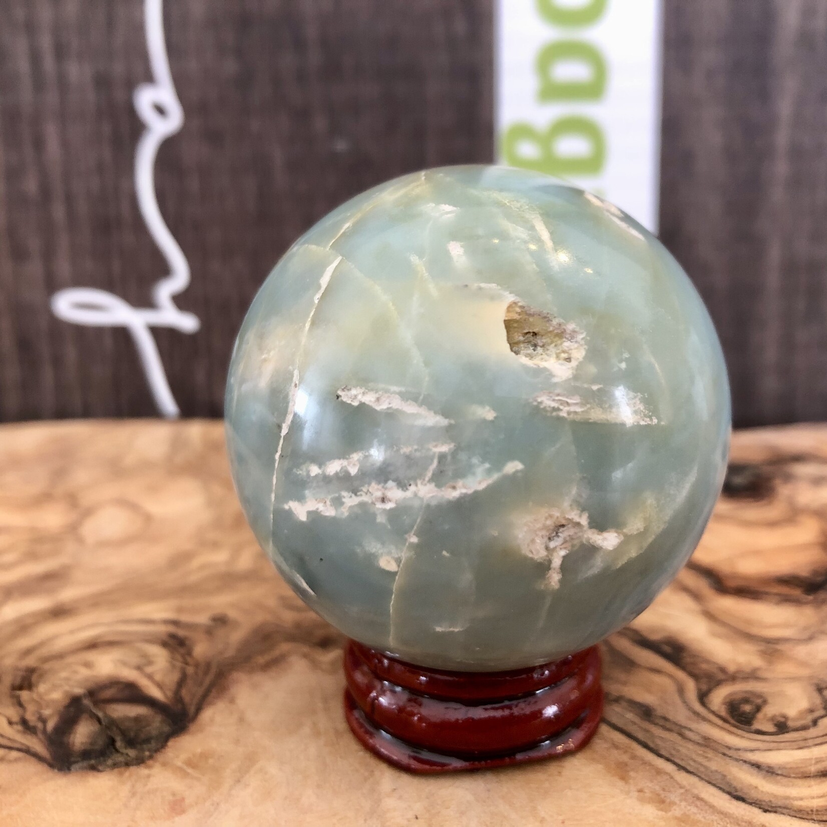 large calcite caraïbe sphère, ressemble à un globe terrestre,  purifie et aligne les chakras, équilibre les énergies yin et yang