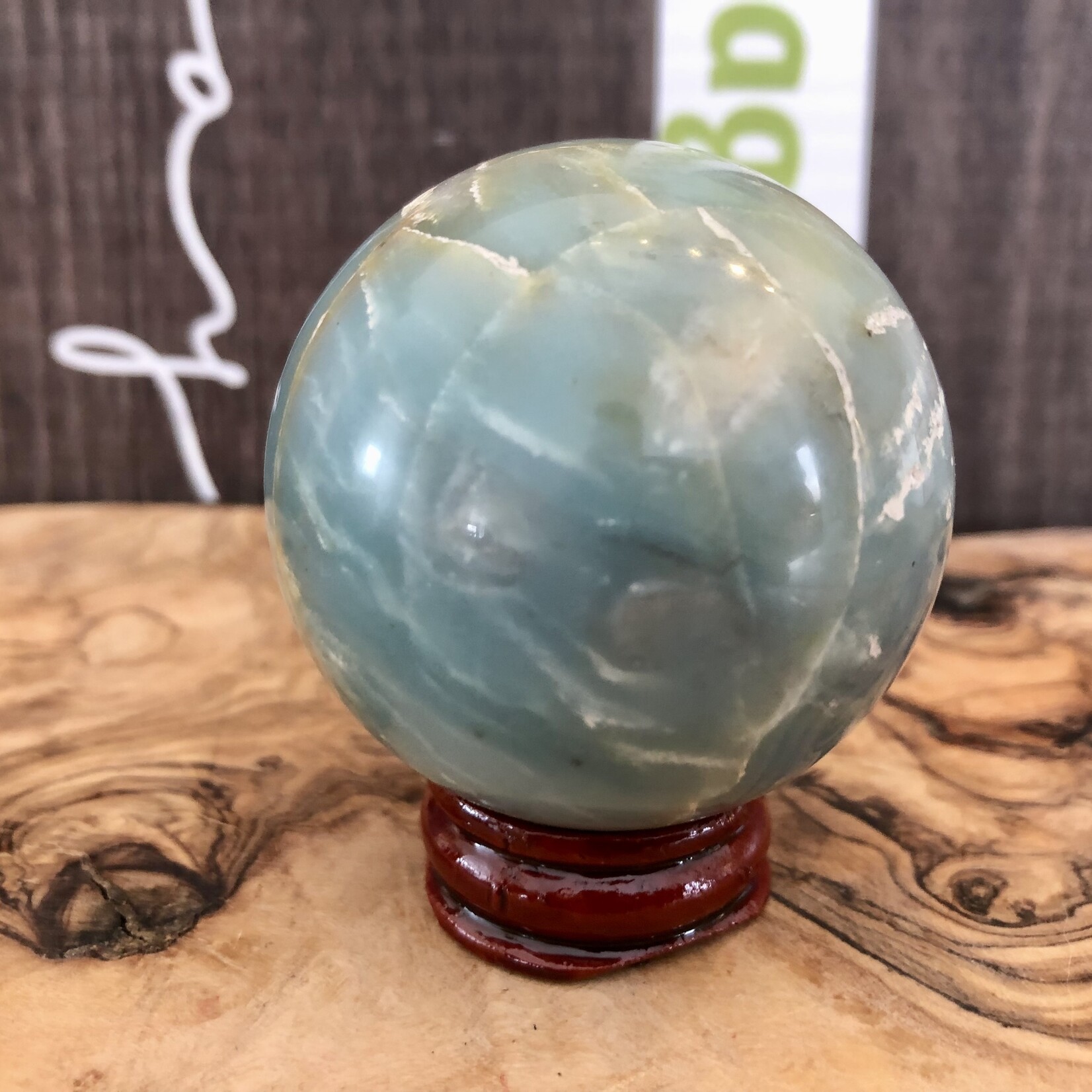 large calcite caraïbe sphère, ressemble à un globe terrestre,  purifie et aligne les chakras, équilibre les énergies yin et yang