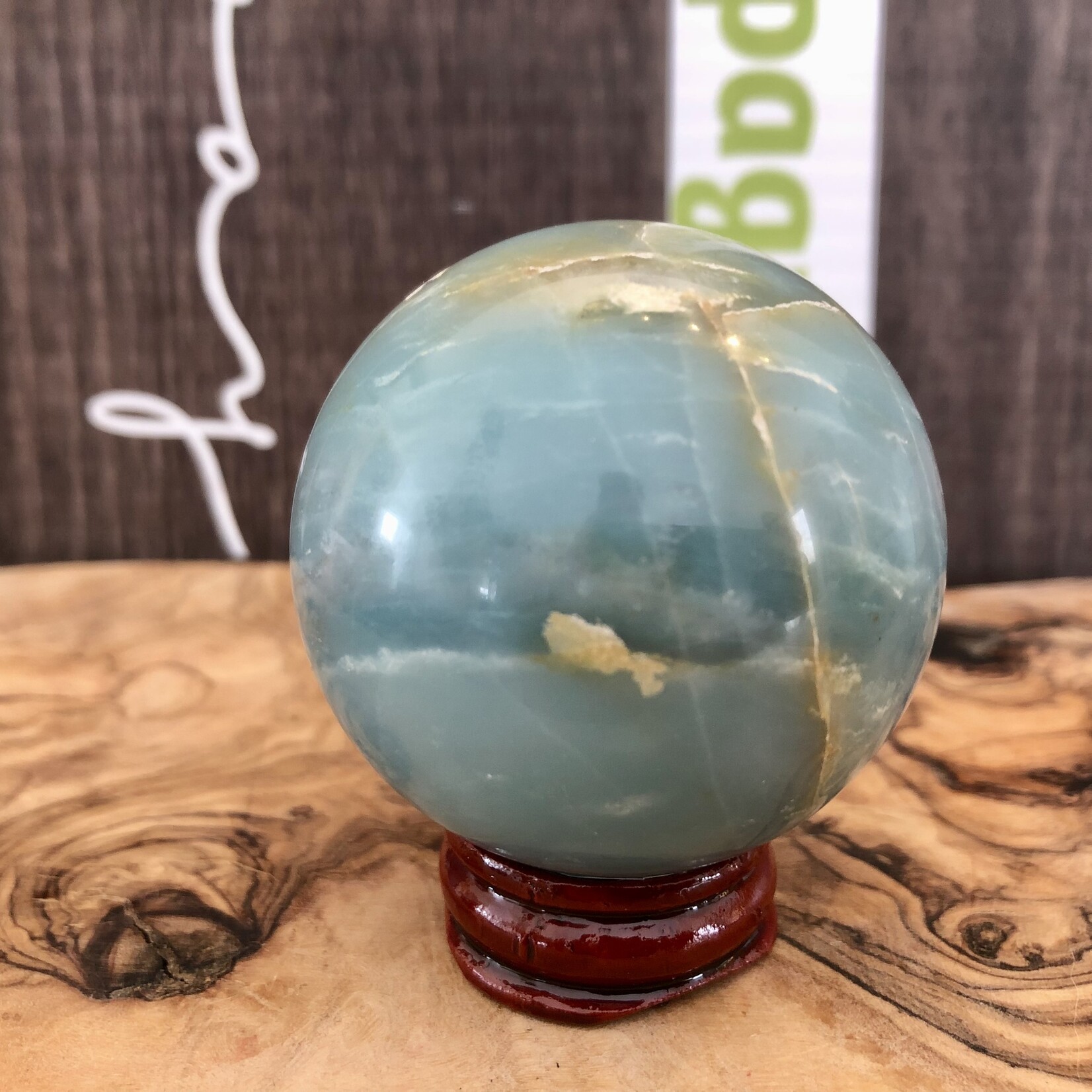large calcite caraïbe sphère, ressemble à un globe terrestre,  purifie et aligne les chakras, équilibre les énergies yin et yang