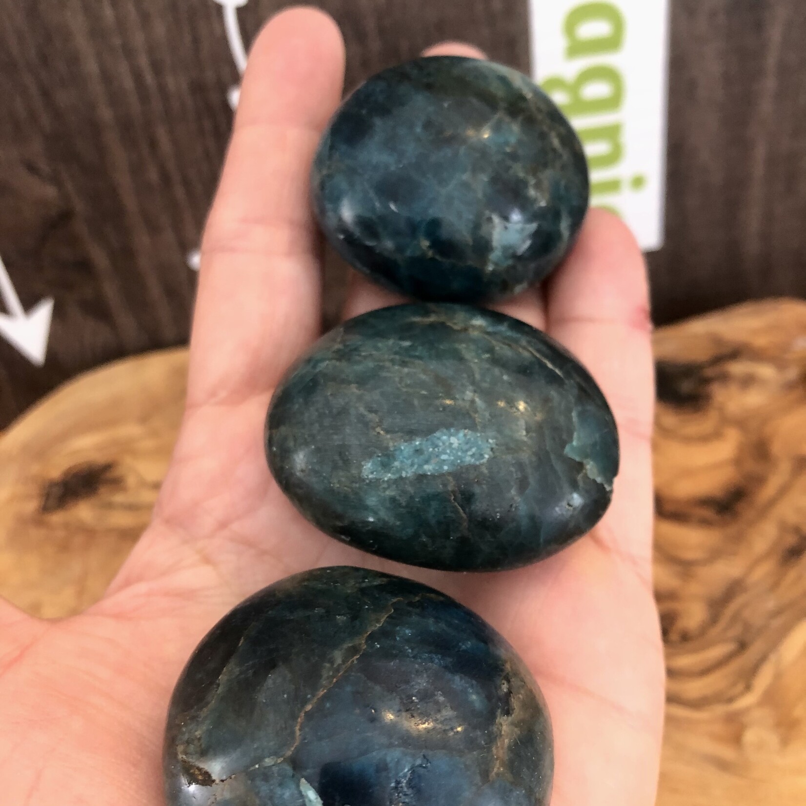 large apatite pierre roulée, choix de couleur foncée ou pâle, utilisé pour faciliter la communication et l'expression de soi