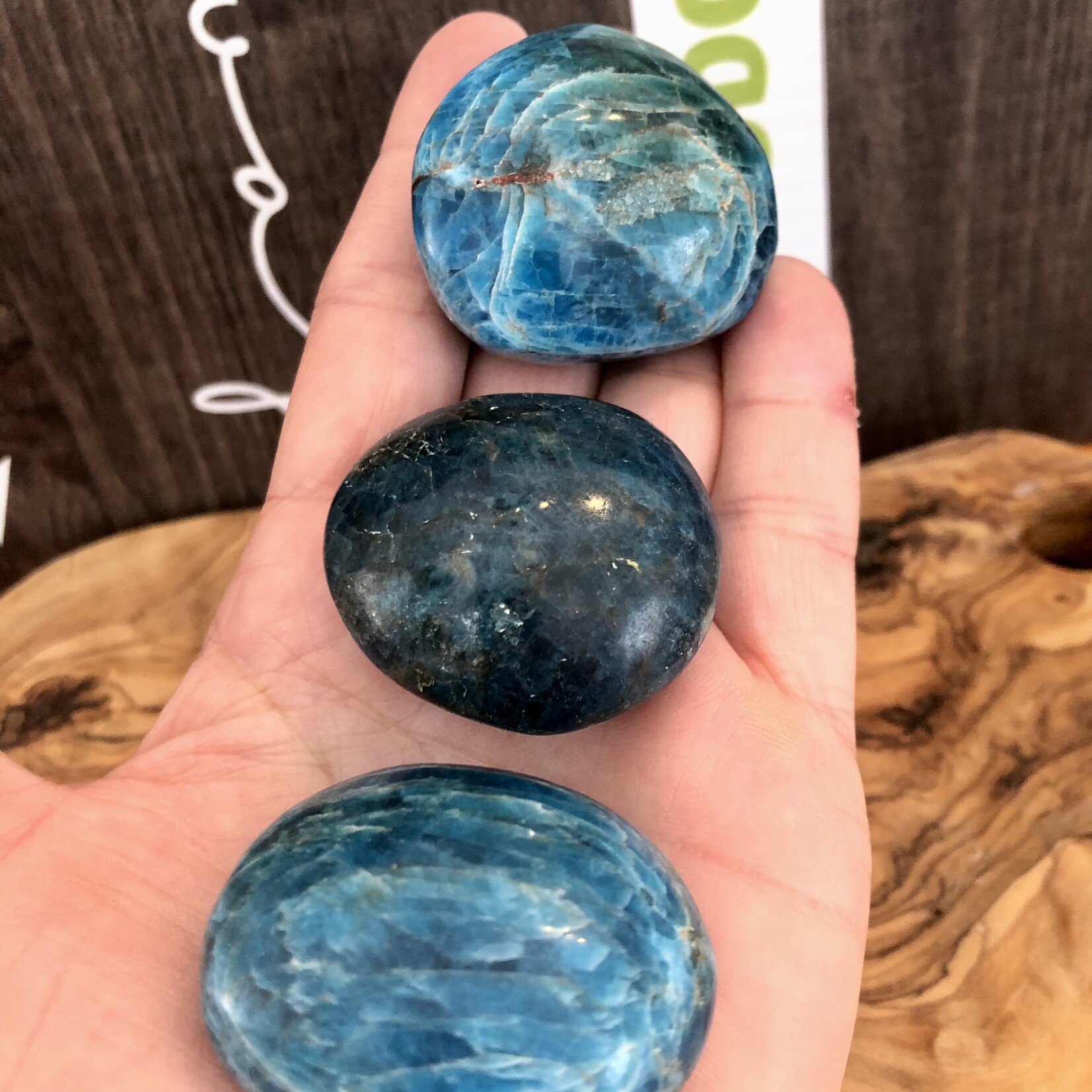 large apatite pierre roulée, choix de couleur foncée ou pâle, utilisé pour faciliter la communication et l'expression de soi