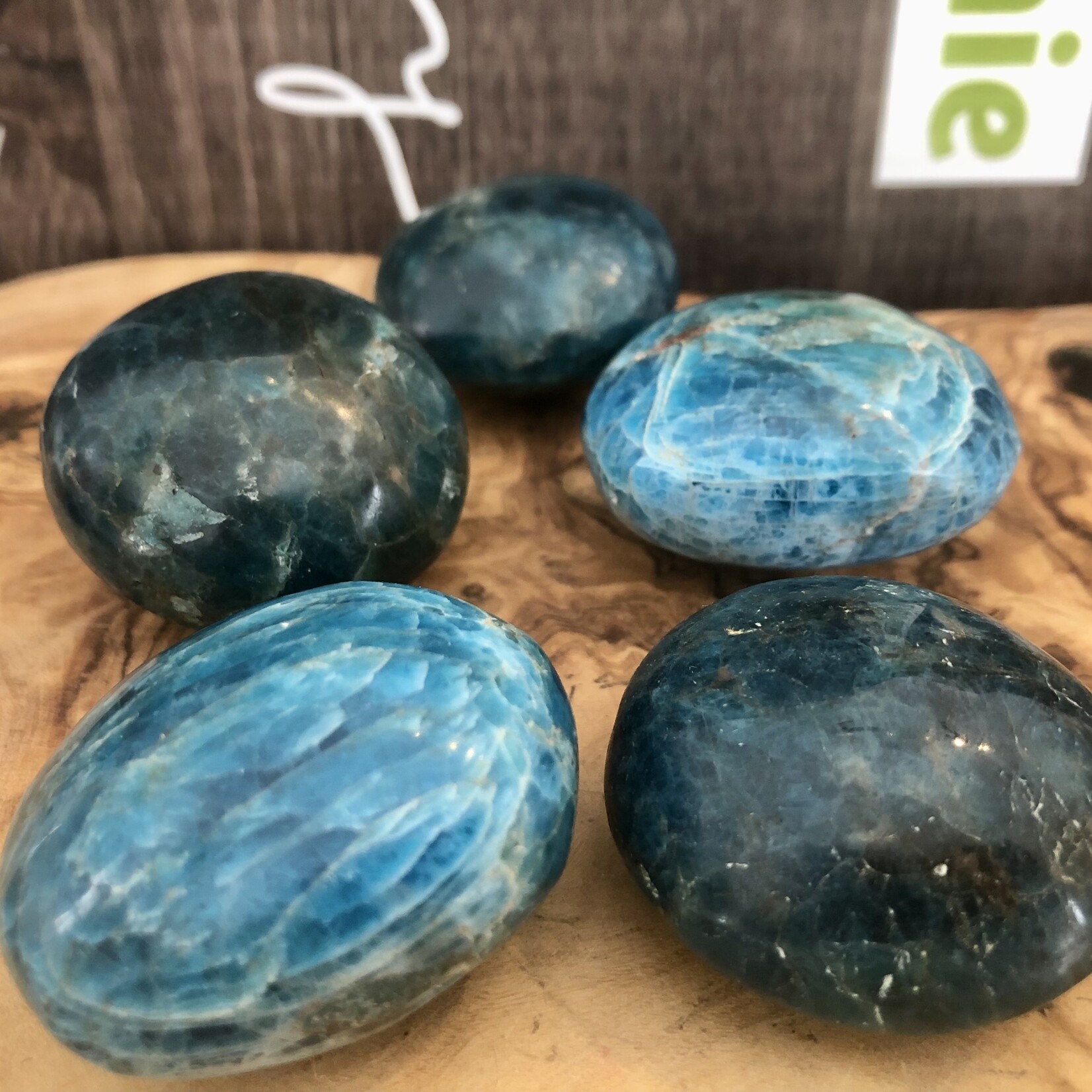 large apatite pierre roulée, choix de couleur foncée ou pâle, utilisé pour faciliter la communication et l'expression de soi