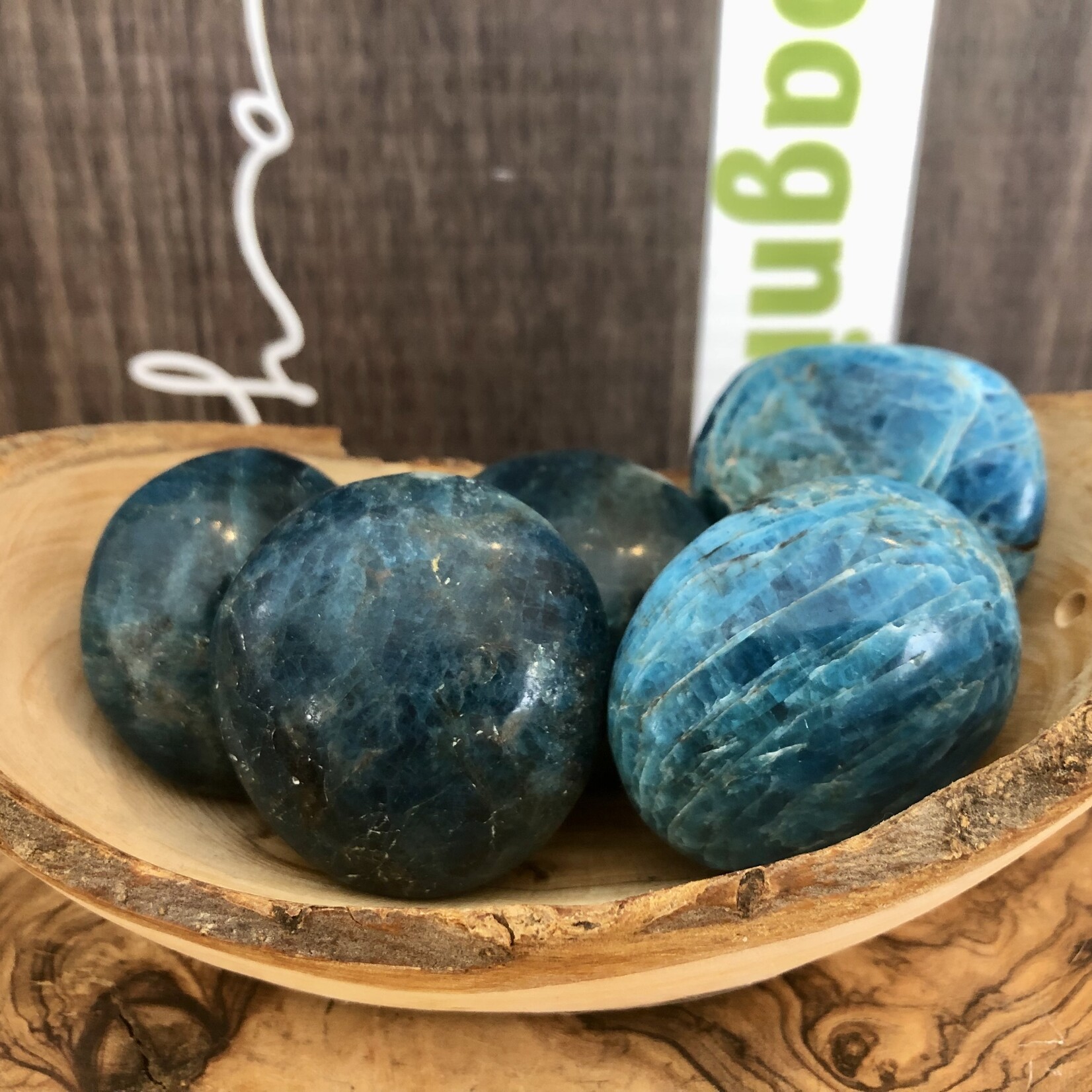 large apatite pierre roulée, choix de couleur foncée ou pâle, utilisé pour faciliter la communication et l'expression de soi