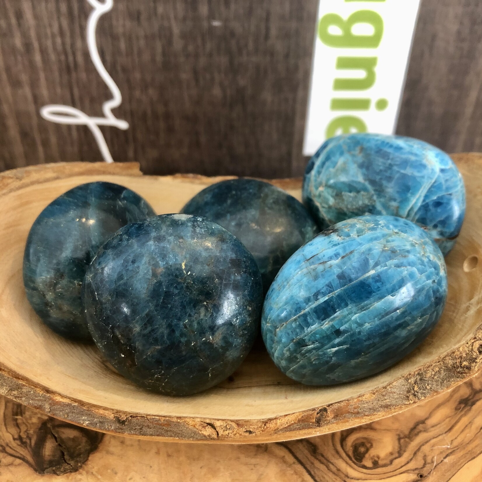 large apatite pierre roulée, choix de couleur foncée ou pâle, utilisé pour faciliter la communication et l'expression de soi