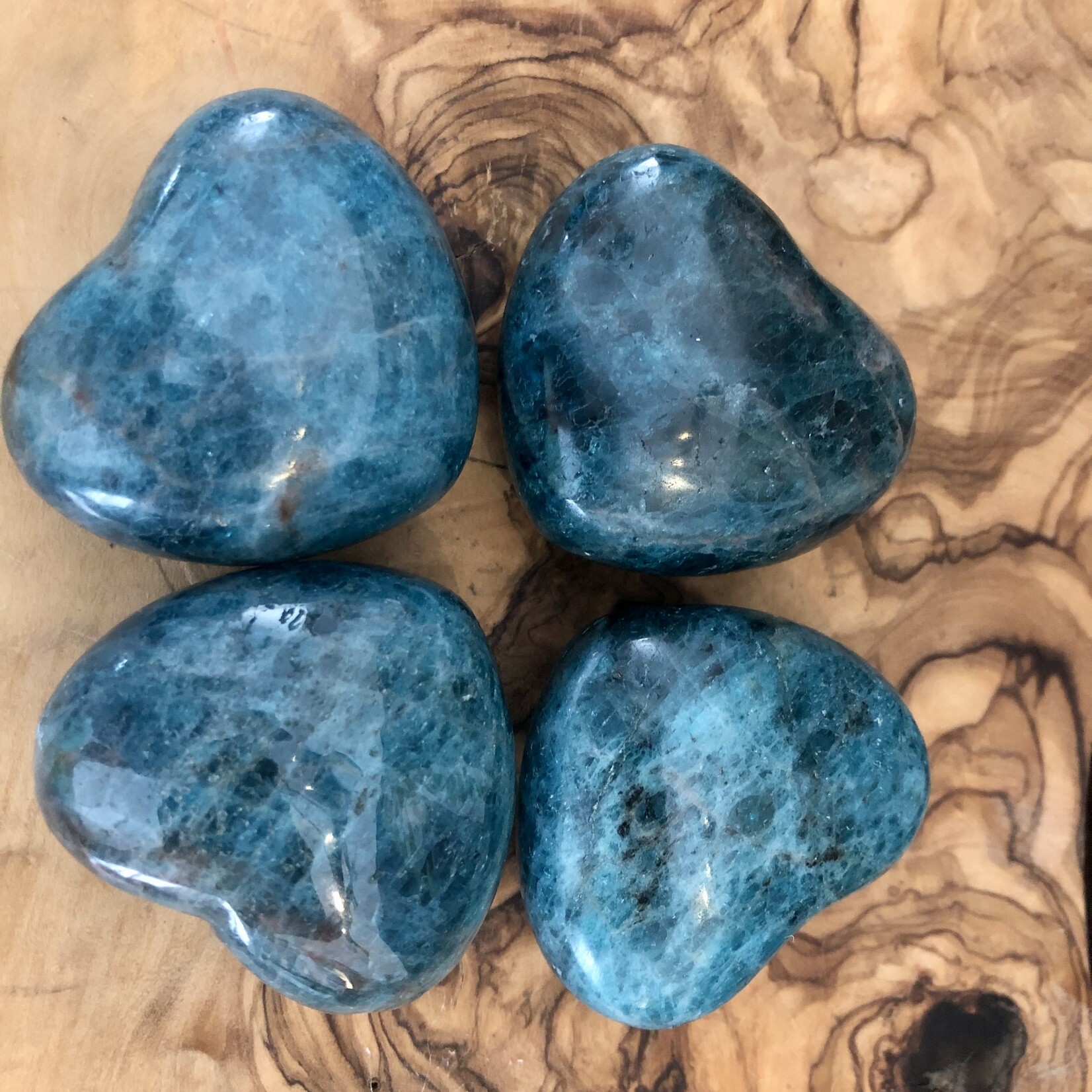 Cœur Bombé d'Apatite Bleue Radieuse - Améliorant la Communication et l'Auto-Expression avec Amour et Clarté