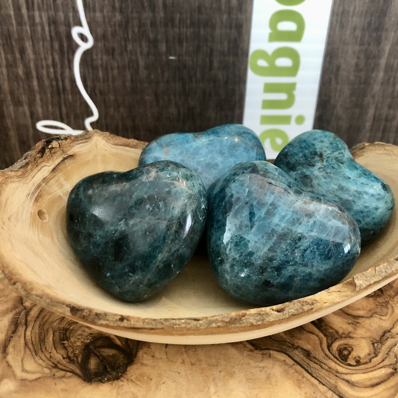 Cœur Bombé d'Apatite Bleue Radieuse - Améliorant la Communication et l'Auto-Expression avec Amour et Clarté