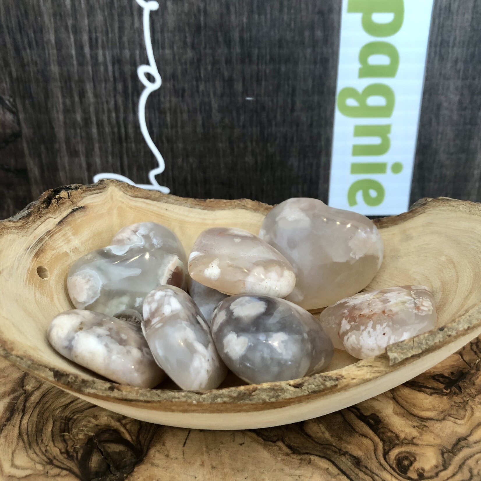 belle agate fleur en forme de cœur, aide à se calmer, elle agit donc contre le stress l'anxiété la dépression