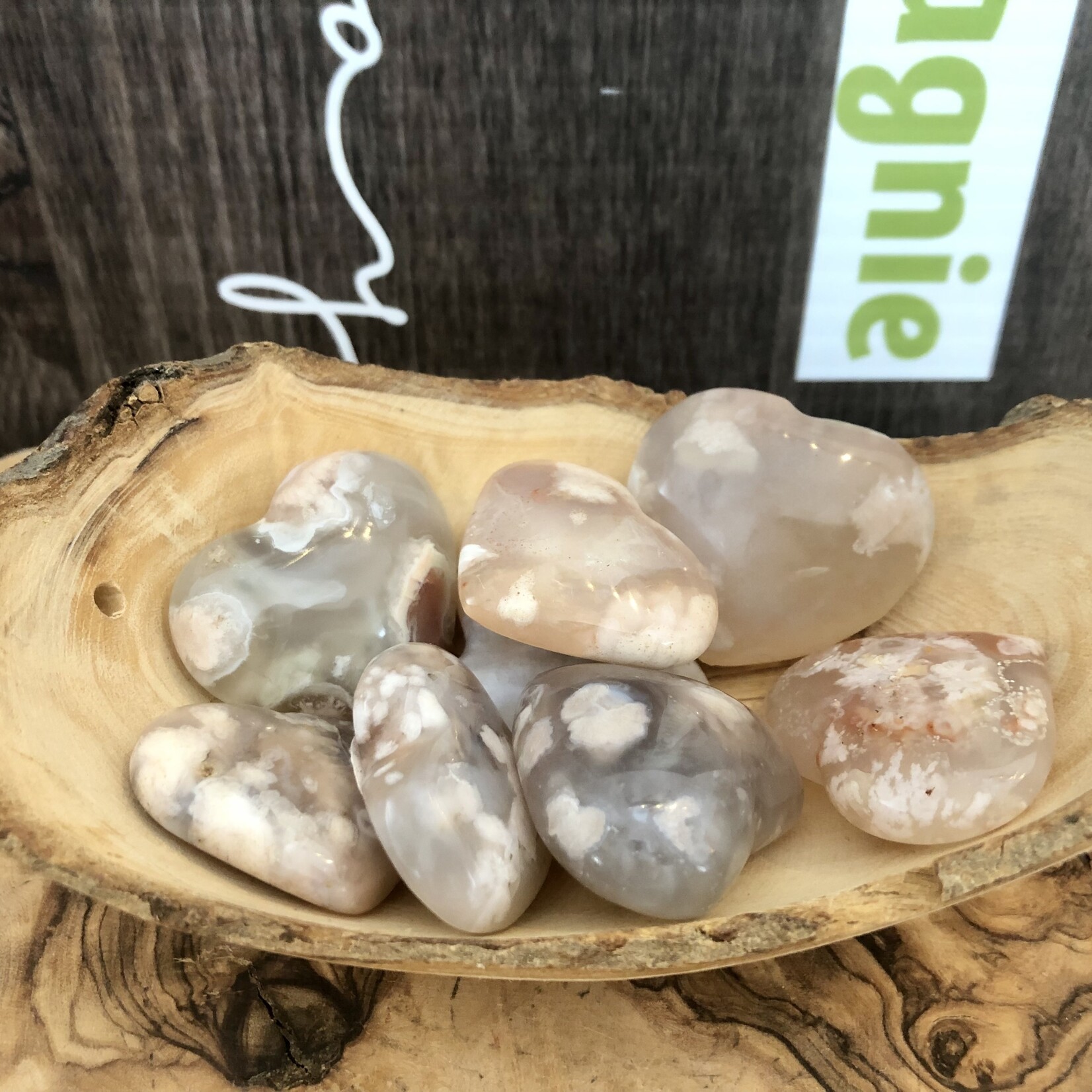 belle agate fleur en forme de cœur, aide à se calmer, elle agit donc contre le stress l'anxiété la dépression