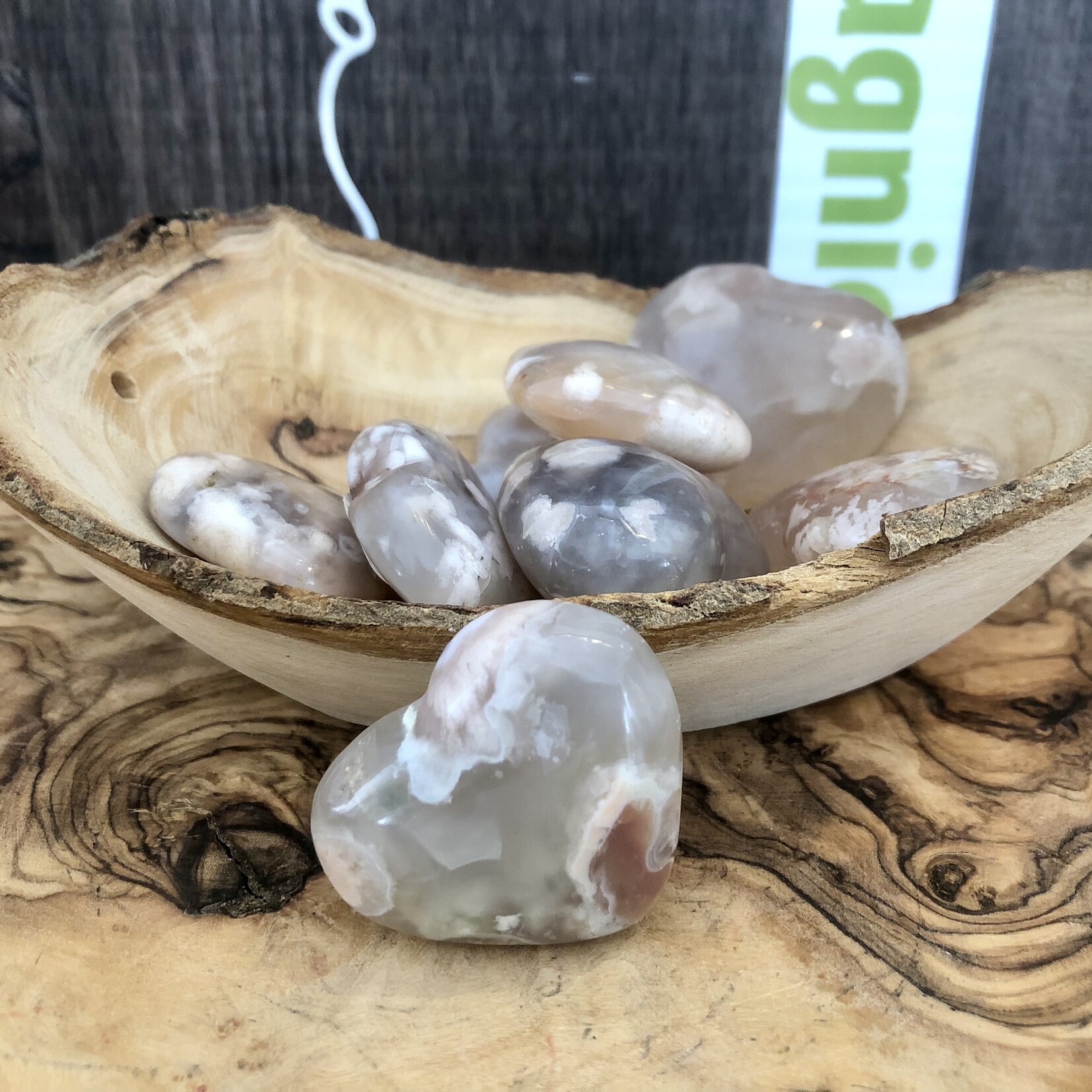 belle agate fleur en forme de cœur, aide à se calmer, elle agit donc contre le stress l'anxiété la dépression