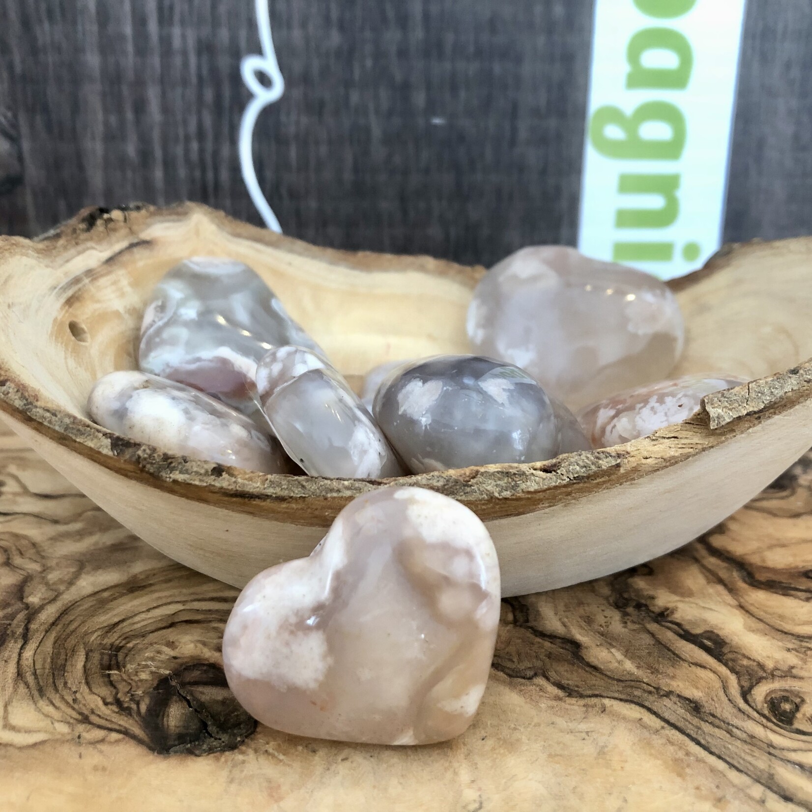 belle agate fleur en forme de cœur, aide à se calmer, elle agit donc contre le stress l'anxiété la dépression
