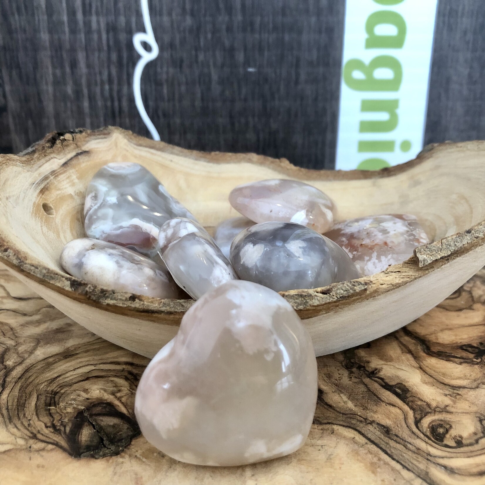 belle agate fleur en forme de cœur, aide à se calmer, elle agit donc contre le stress l'anxiété la dépression
