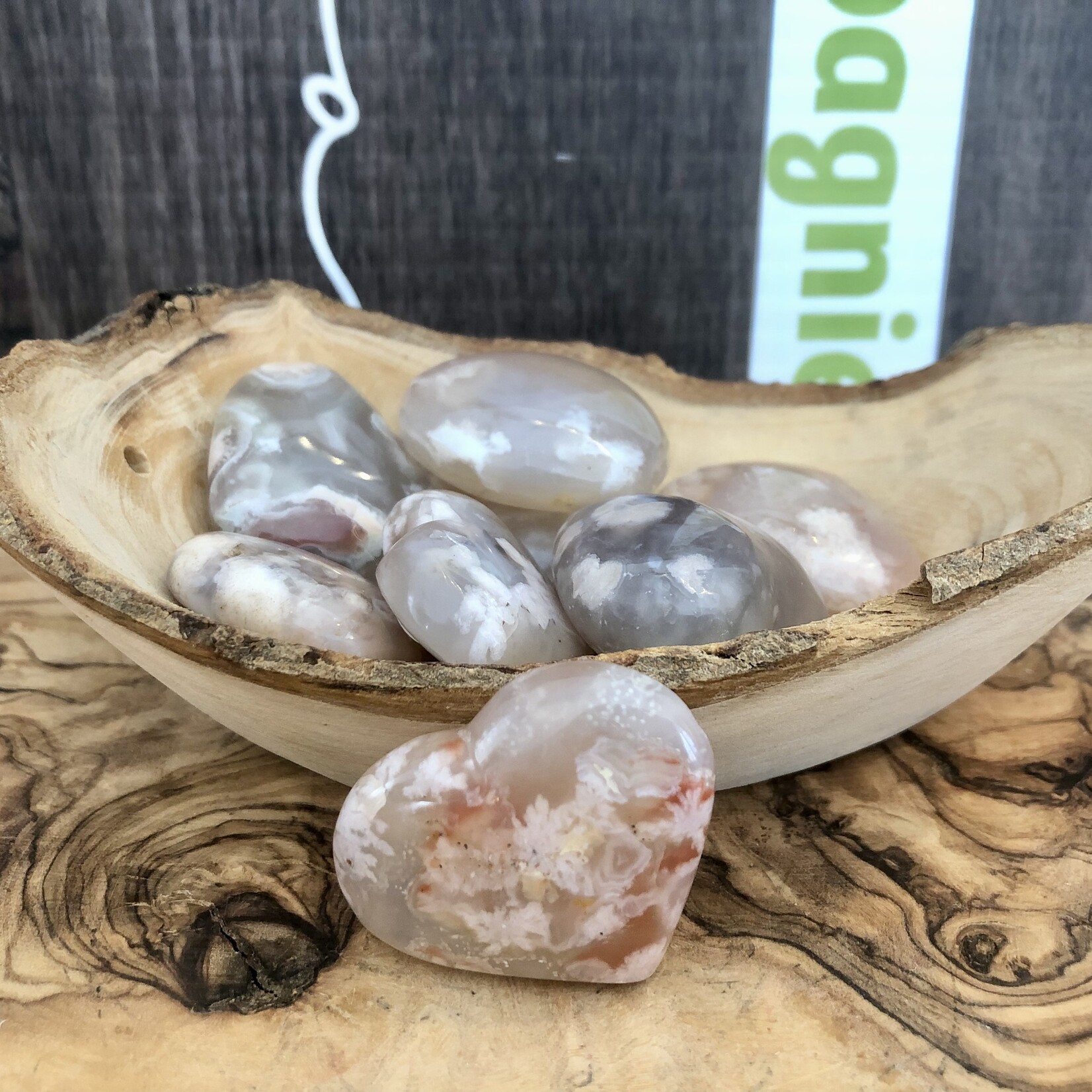belle agate fleur en forme de cœur, aide à se calmer, elle agit donc contre le stress l'anxiété la dépression
