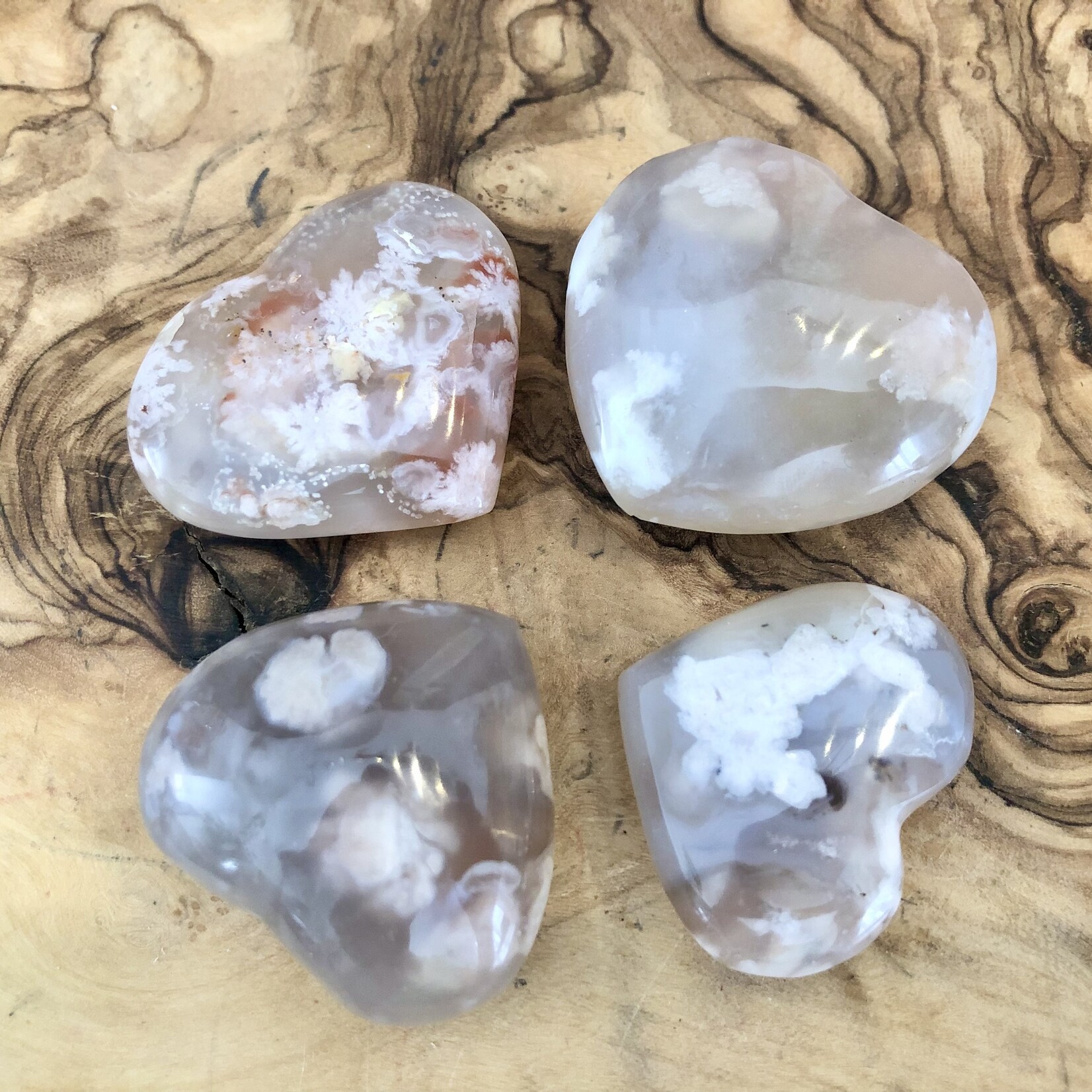 belle agate fleur en forme de cœur, aide à se calmer, elle agit donc contre le stress l'anxiété la dépression