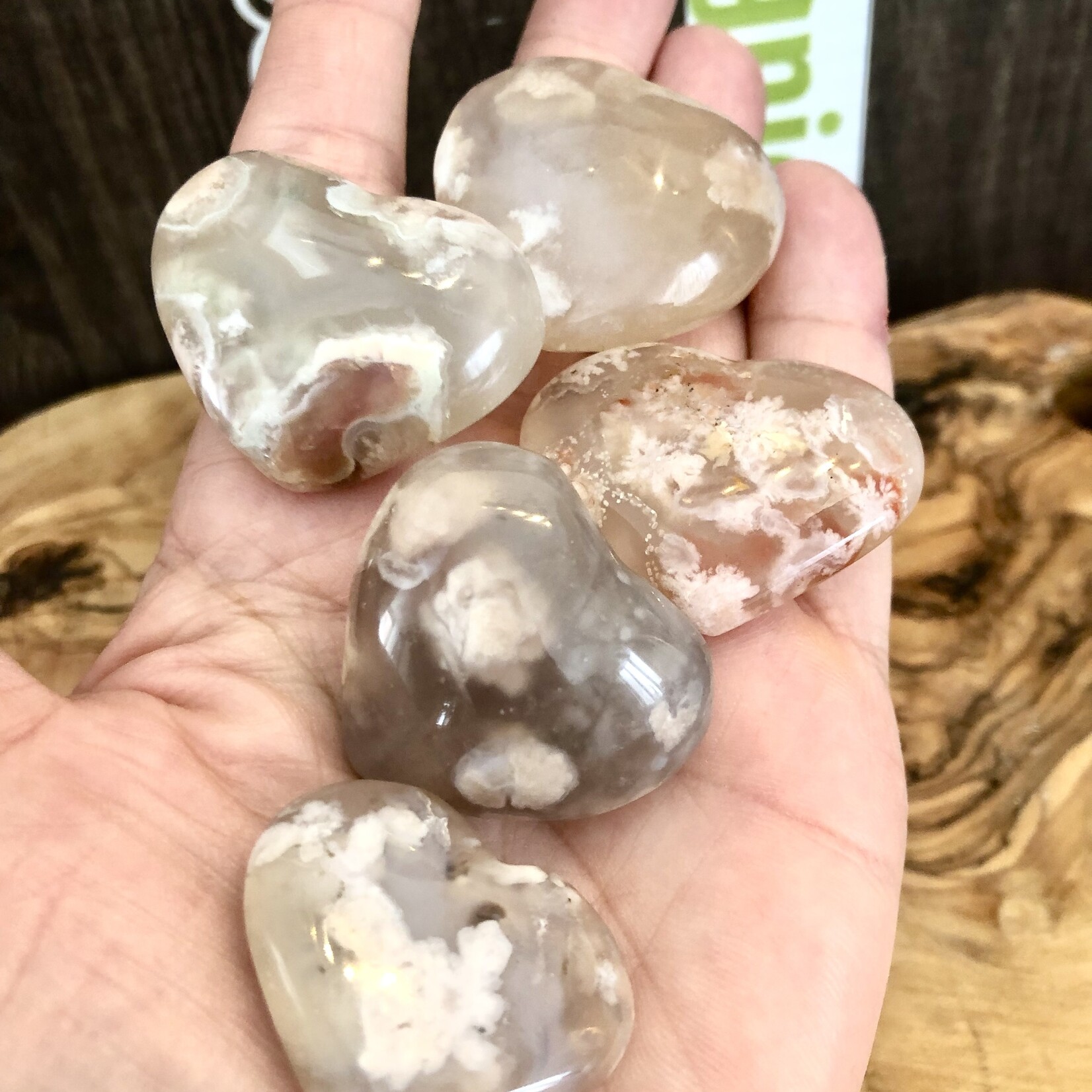 belle agate fleur en forme de cœur, aide à se calmer, elle agit donc contre le stress l'anxiété la dépression