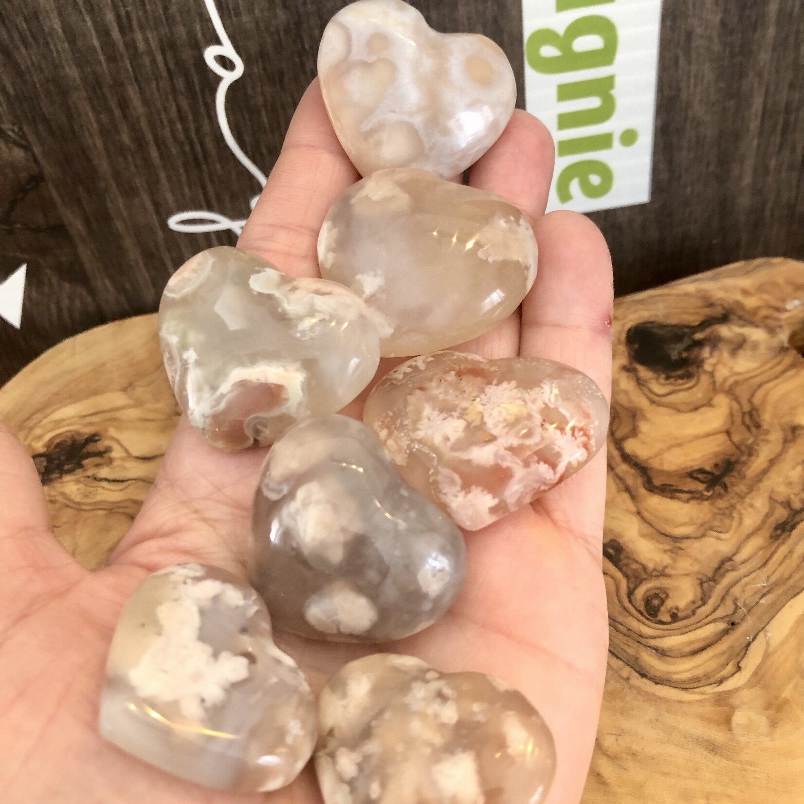belle agate fleur en forme de cœur, aide à se calmer, elle agit donc contre le stress l'anxiété la dépression