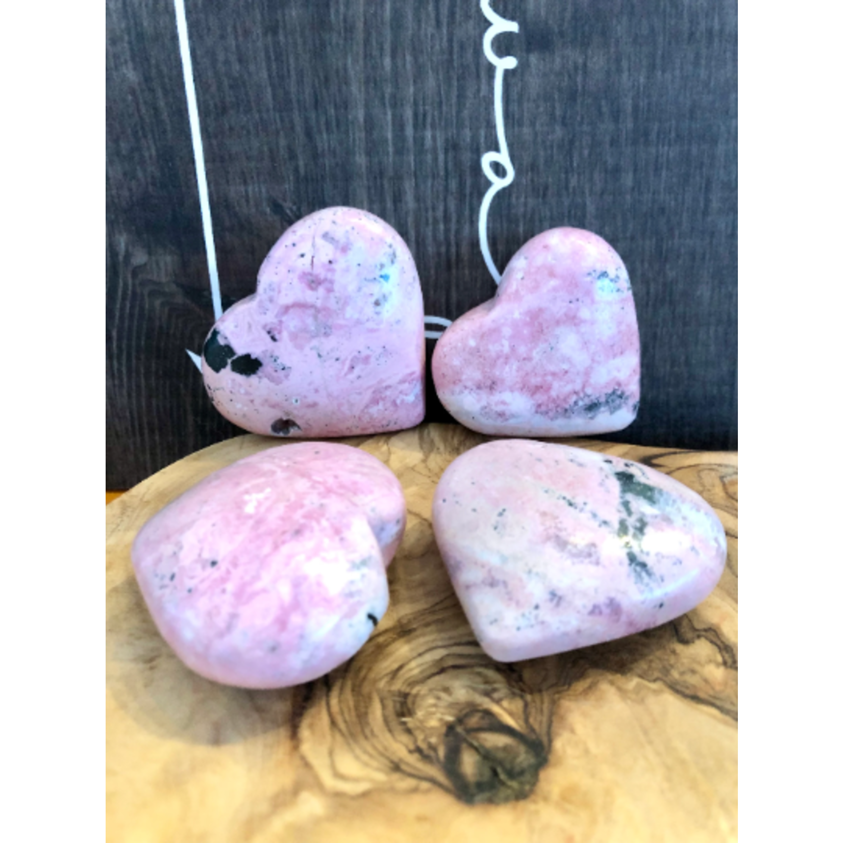 rhodonite naturelle en forme de cœur, pierre contre les traumas