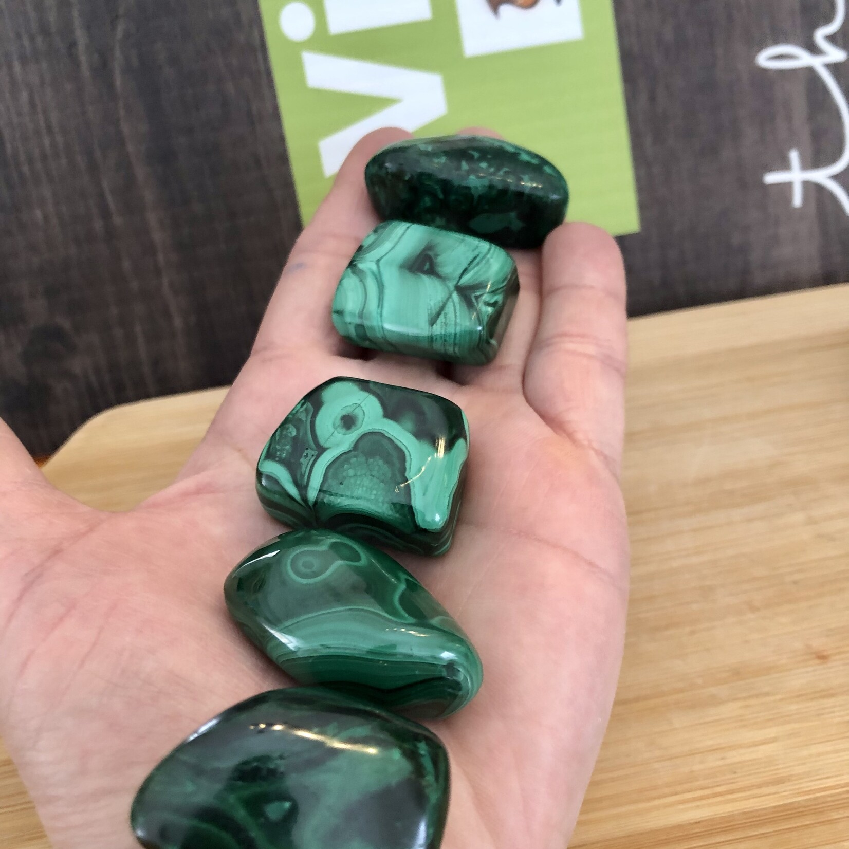 Malachite pierre roulée de qualité supérieure  - Un minéral vert luxueux pour le soulagement de la douleur et le bien-être