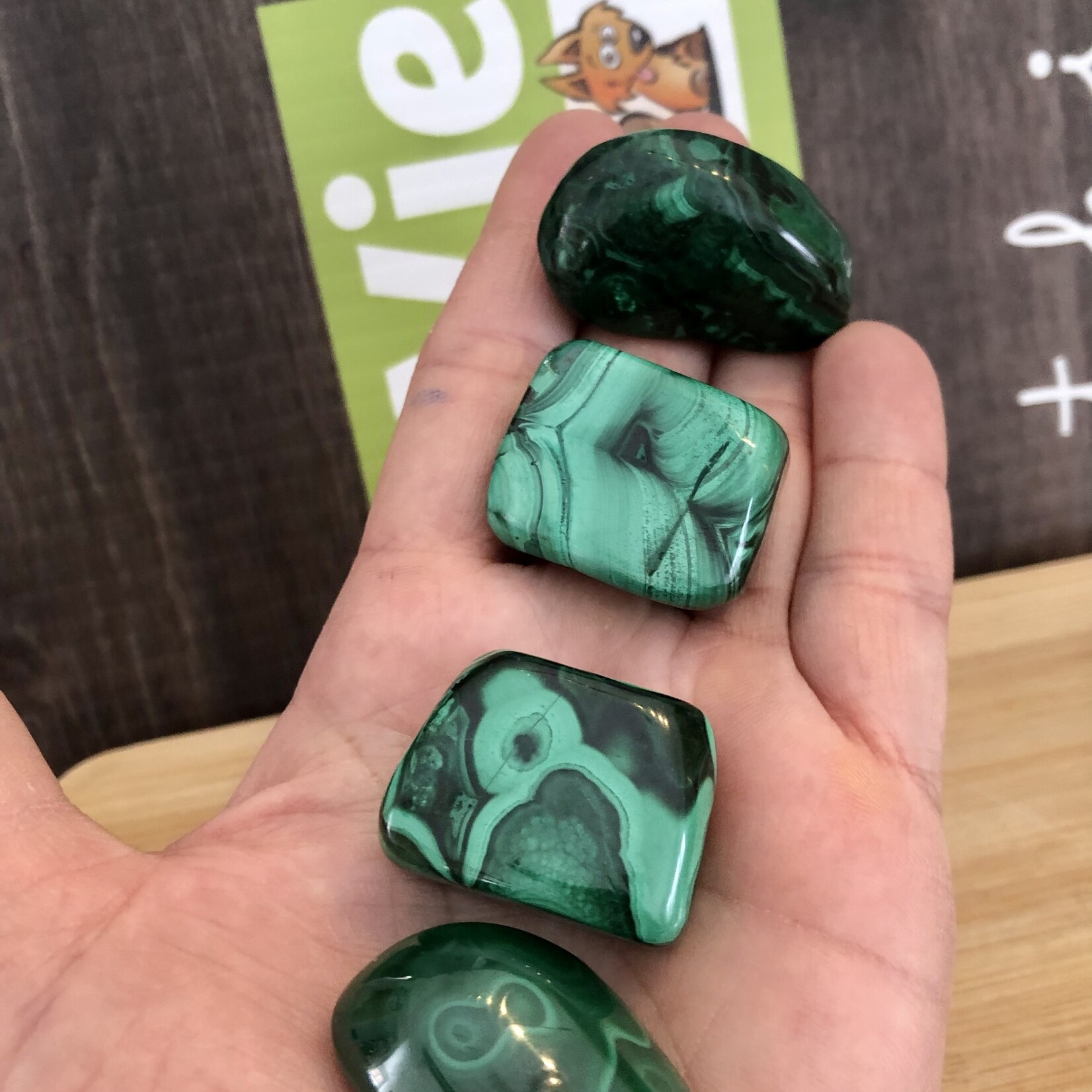 Malachite pierre roulée de qualité supérieure  - Un minéral vert luxueux pour le soulagement de la douleur et le bien-être