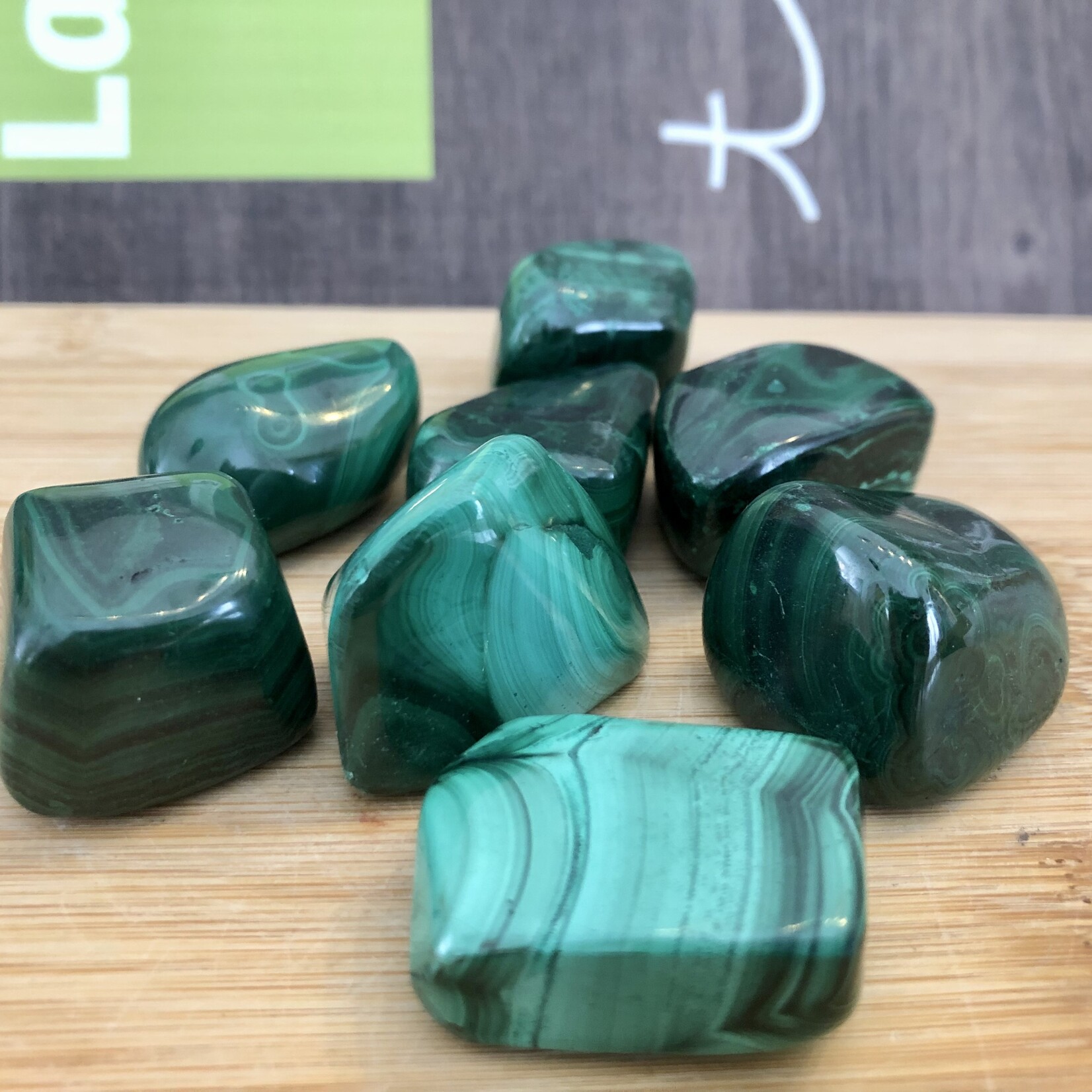 Malachite pierre roulée de qualité supérieure  - Un minéral vert luxueux pour le soulagement de la douleur et le bien-être