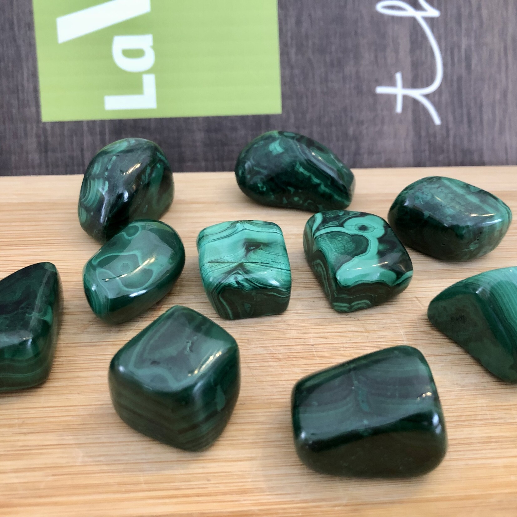 Malachite pierre roulée de qualité supérieure  - Un minéral vert luxueux pour le soulagement de la douleur et le bien-être