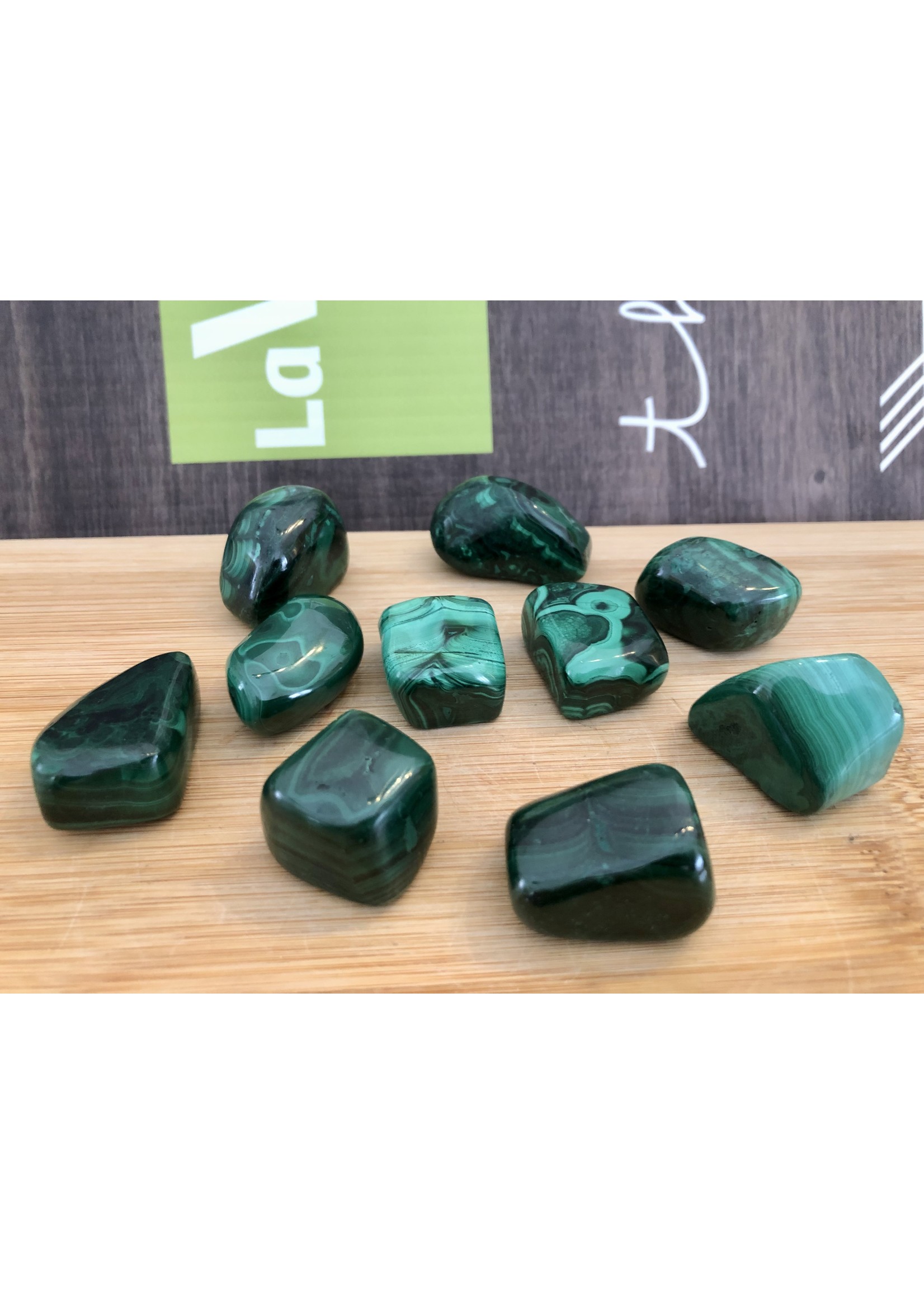 superbe malachite pierre roulée, minéral vert d'excellente qualité, atténue les douleurs musculaires, calme les douleurs menstruelles