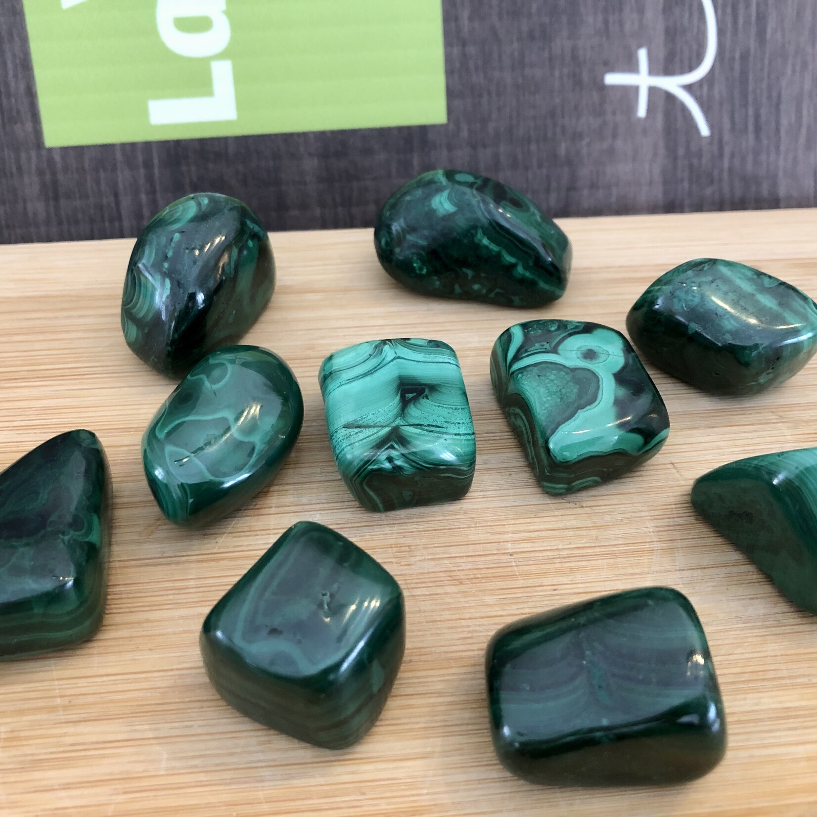 Malachite pierre roulée de qualité supérieure  - Un minéral vert luxueux pour le soulagement de la douleur et le bien-être