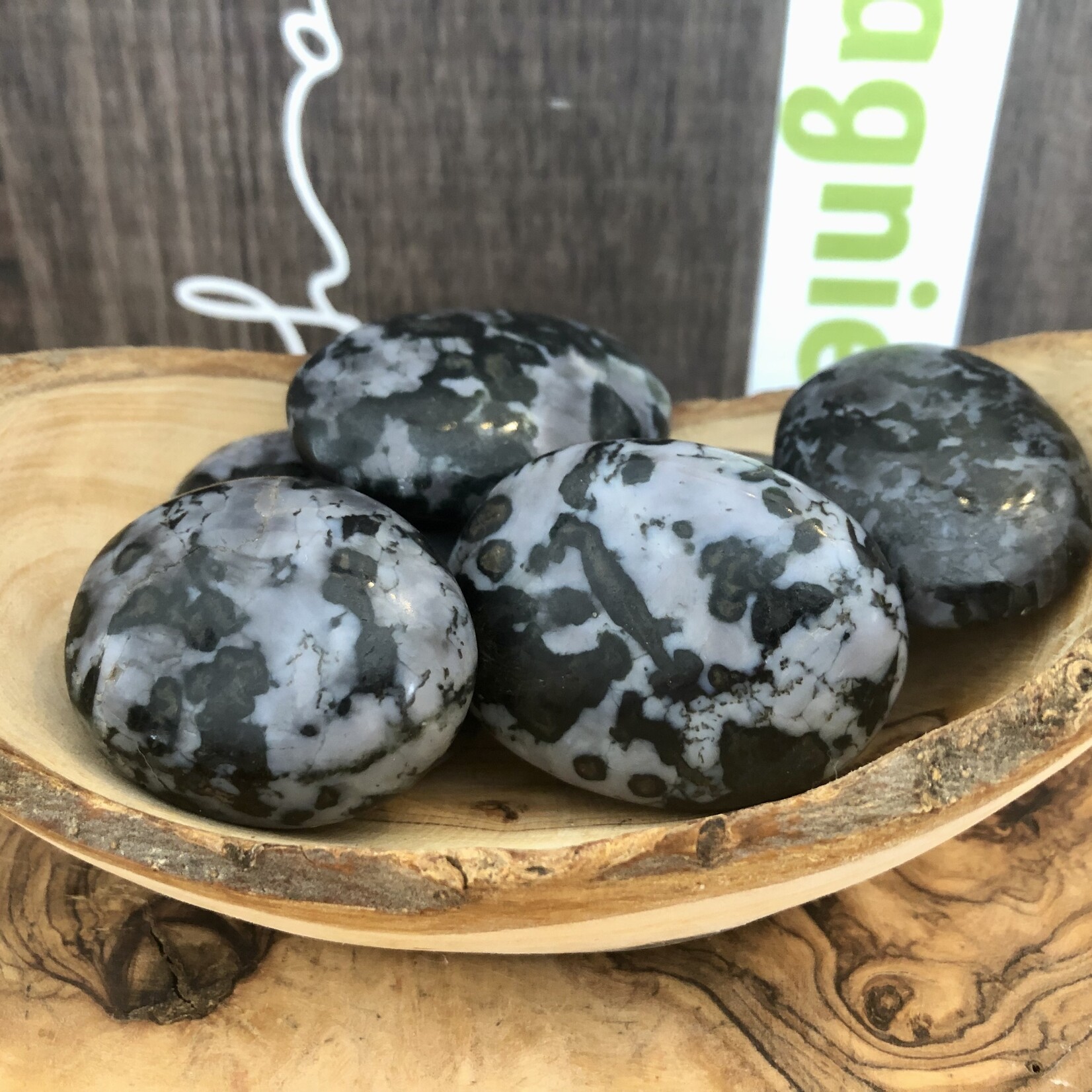 doux galet de gabbro merlinite, aussi appelée merlinite mystique , pierre en hommage au magicien Merlin, elle serait une pierre magique