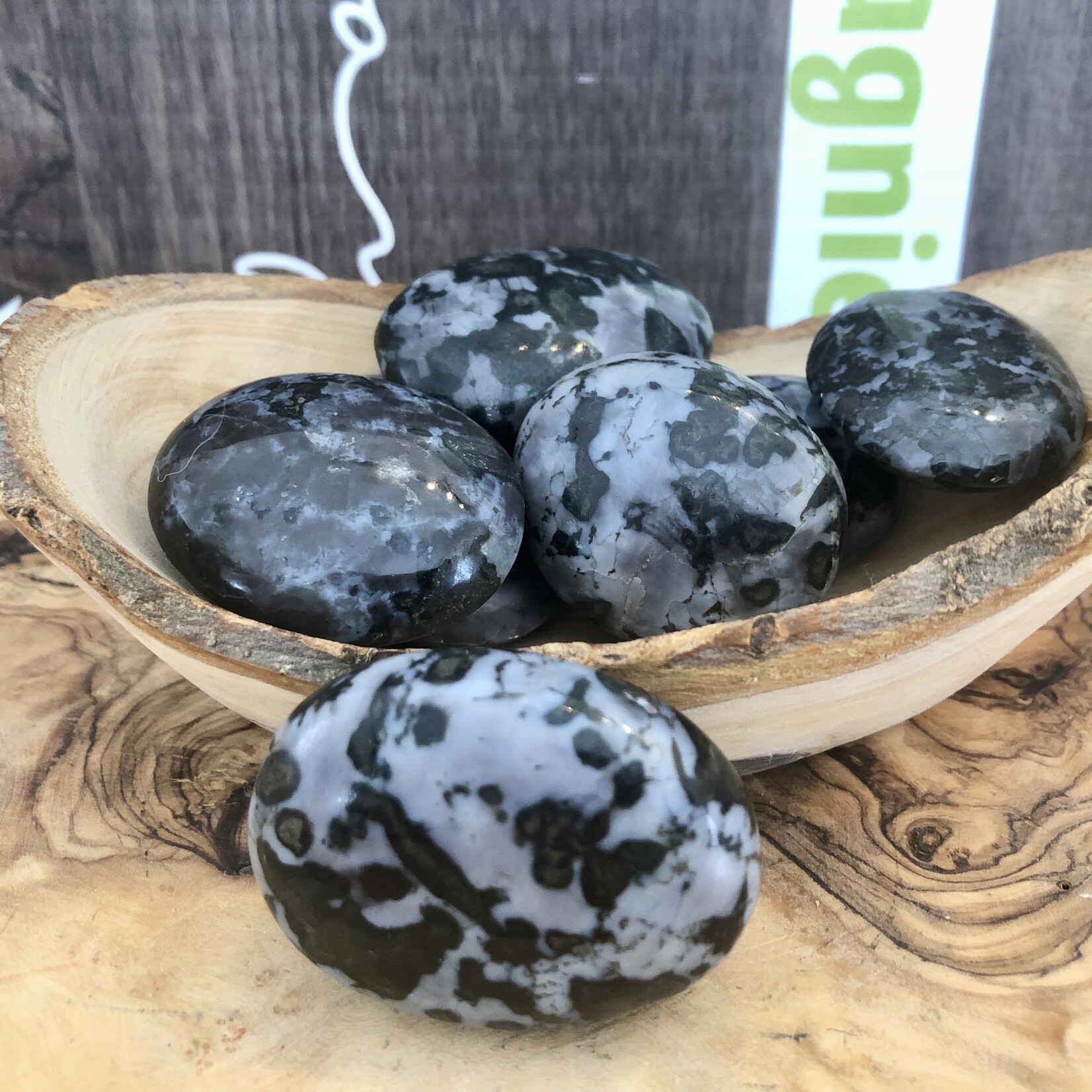 doux galet de gabbro merlinite, aussi appelée merlinite mystique , pierre en hommage au magicien Merlin, elle serait une pierre magique