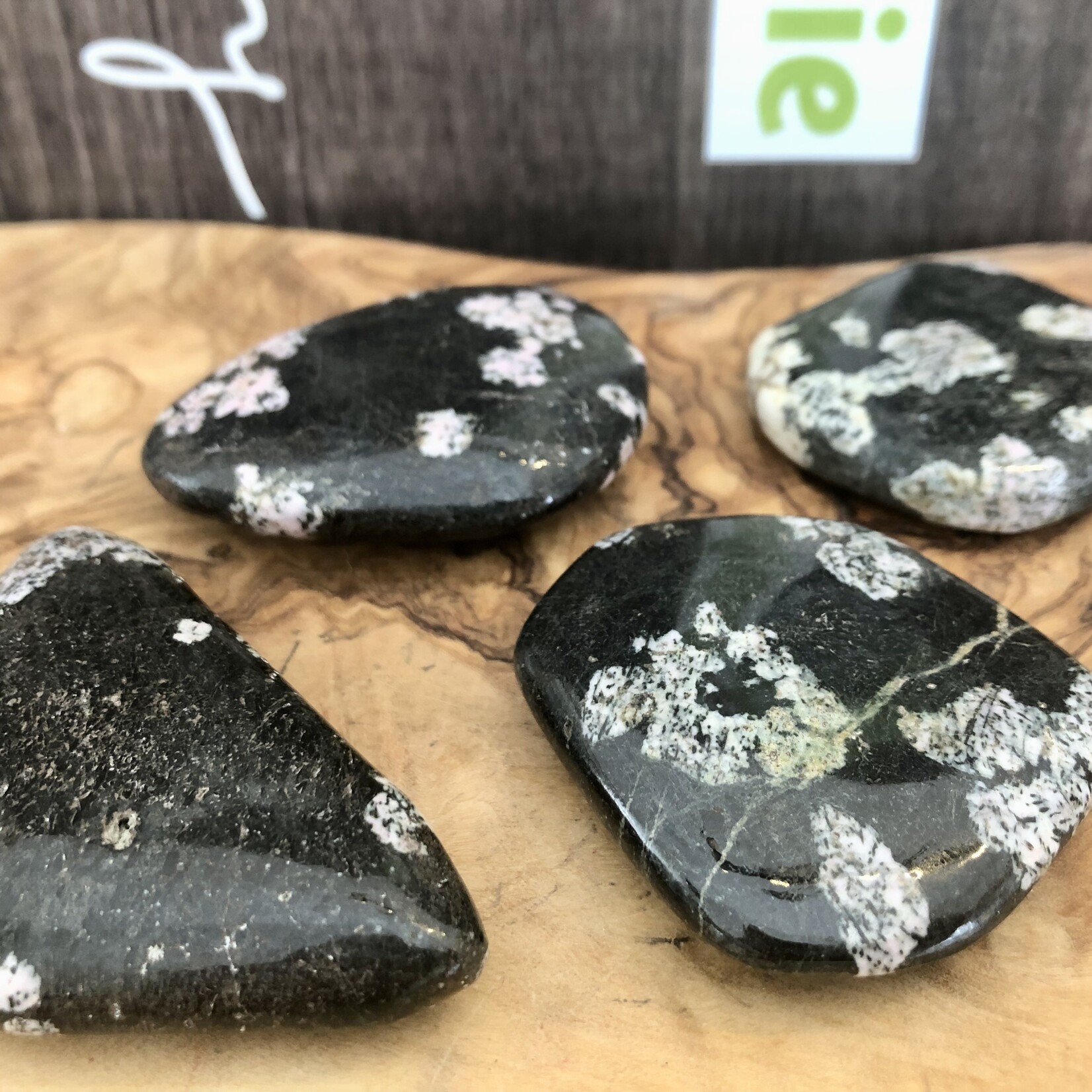 large galet obsidienne flocon de neige, obsidienne mouchetée, obsidienne étoilée, puissante idéal pour personnes fragiles