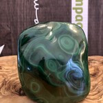 Forme libre énergisante de malachite – La teinte vert foncé renforce la confiance en soi avec des motifs époustouflants