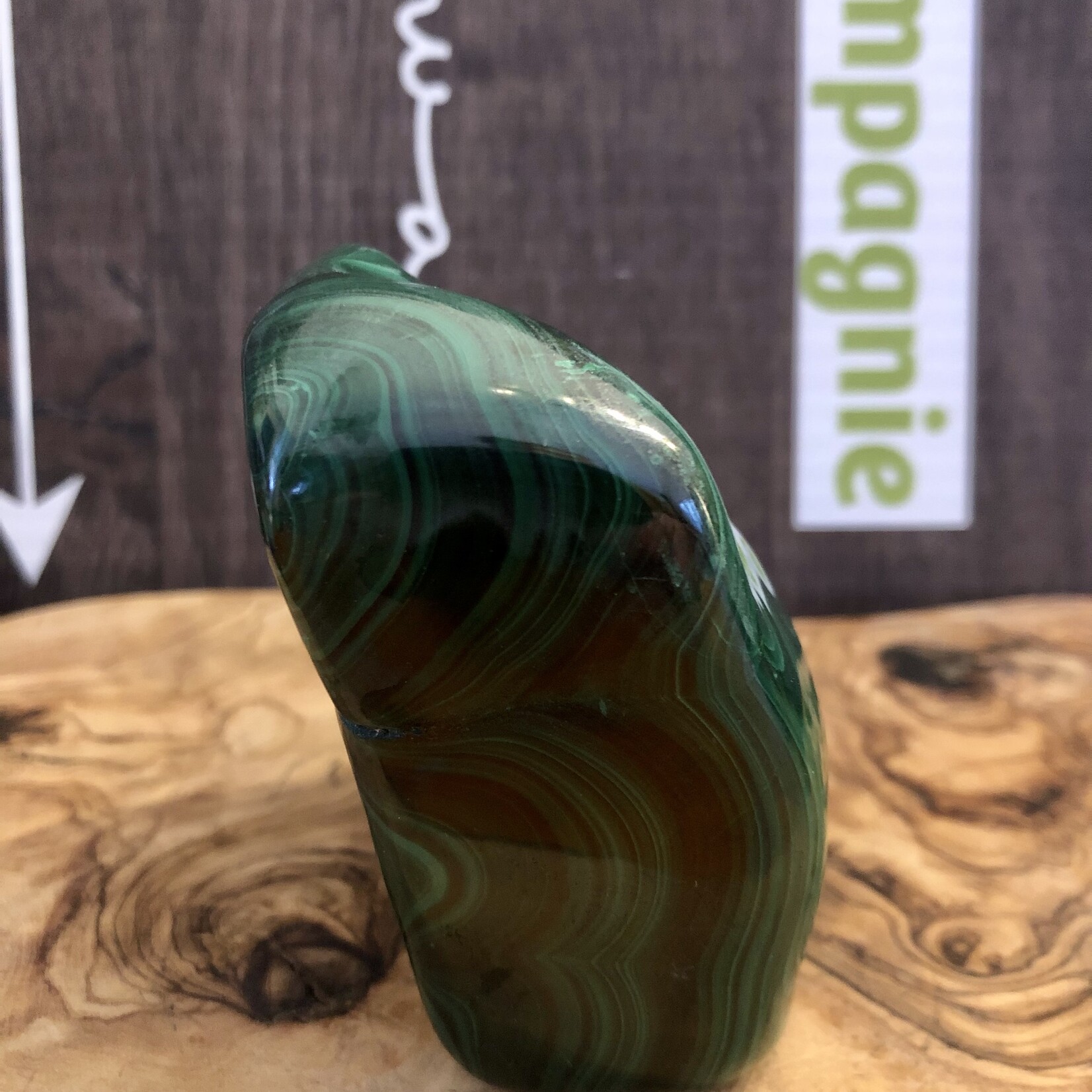 Forme libre énergisante de malachite – La teinte vert foncé renforce la confiance en soi avec des motifs époustouflants