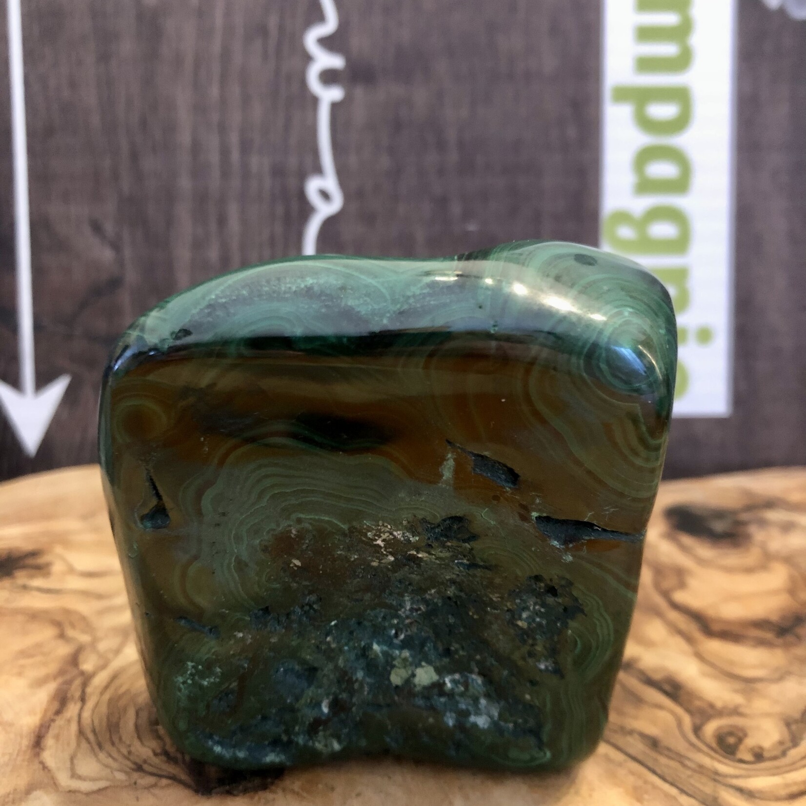 Forme libre énergisante de malachite – La teinte vert foncé renforce la confiance en soi avec des motifs époustouflants