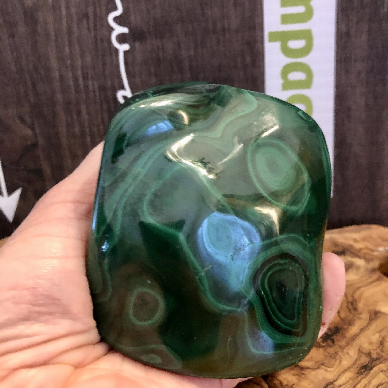 Forme libre énergisante de malachite – La teinte vert foncé renforce la confiance en soi avec des motifs époustouflants