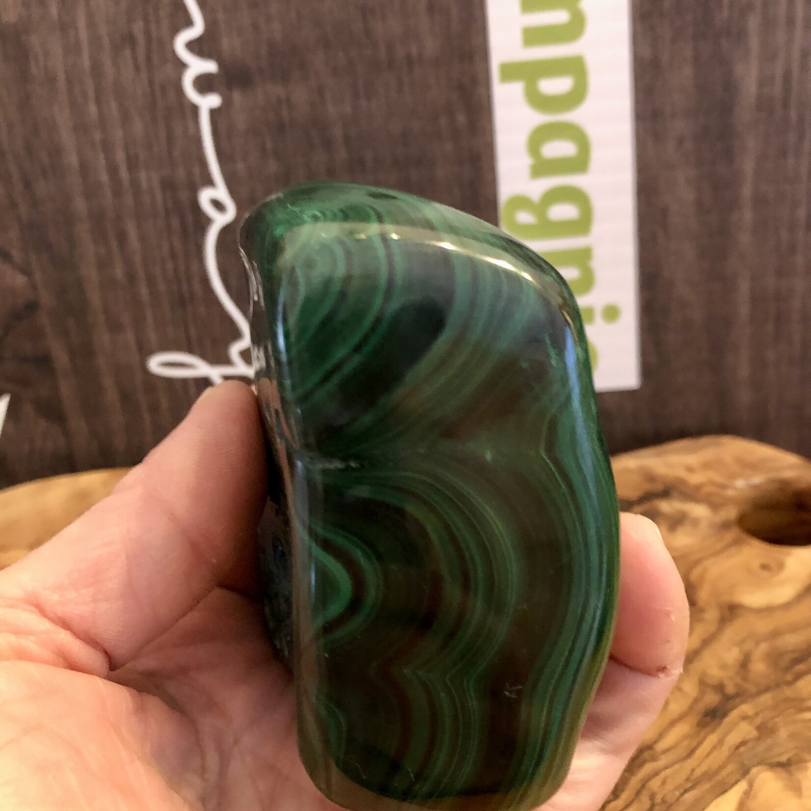 Forme libre énergisante de malachite – La teinte vert foncé renforce la confiance en soi avec des motifs époustouflants