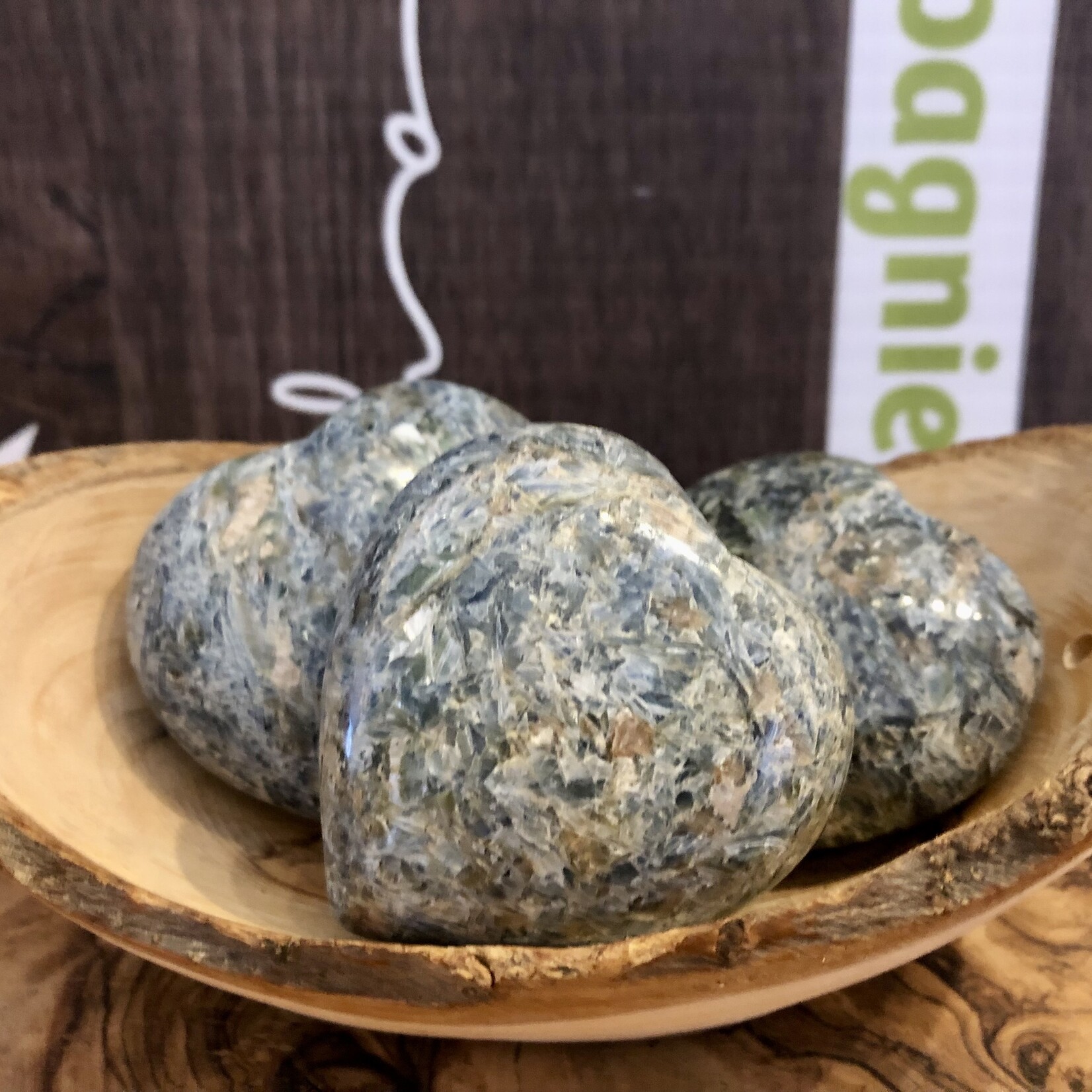 large cœur de cyanite polie, aide à la confiance en soi, qui favorise l’intuition et la communication