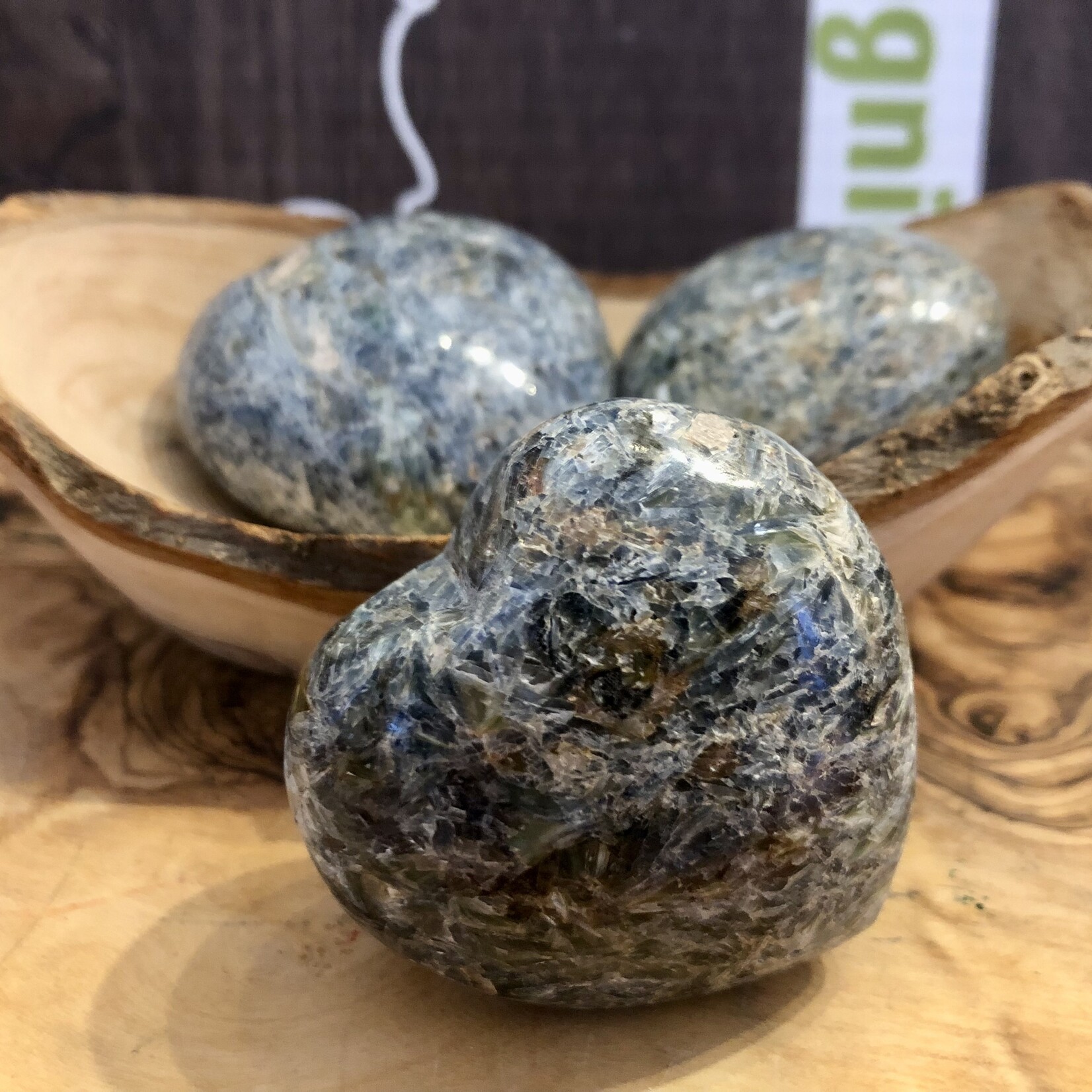 large cœur de cyanite polie, aide à la confiance en soi, qui favorise l’intuition et la communication
