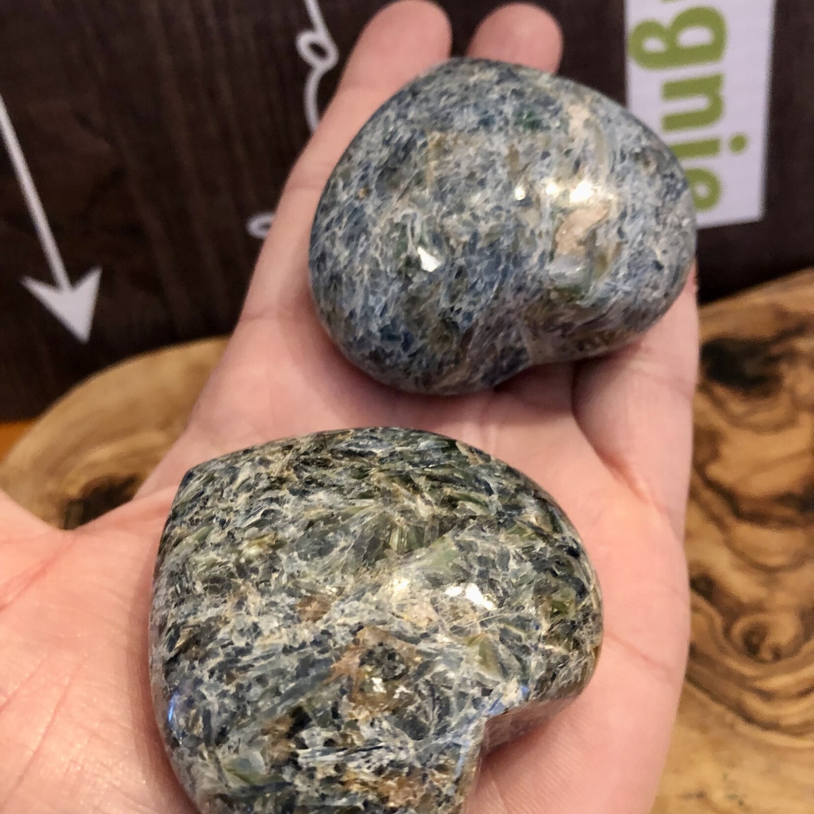 large cœur de cyanite polie, aide à la confiance en soi, qui favorise l’intuition et la communication