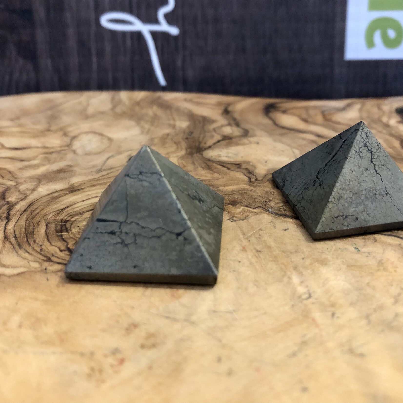 pyramide de pyrite scintillante, apporte force vitalité dynamisme, créativité, bouclier magnétique